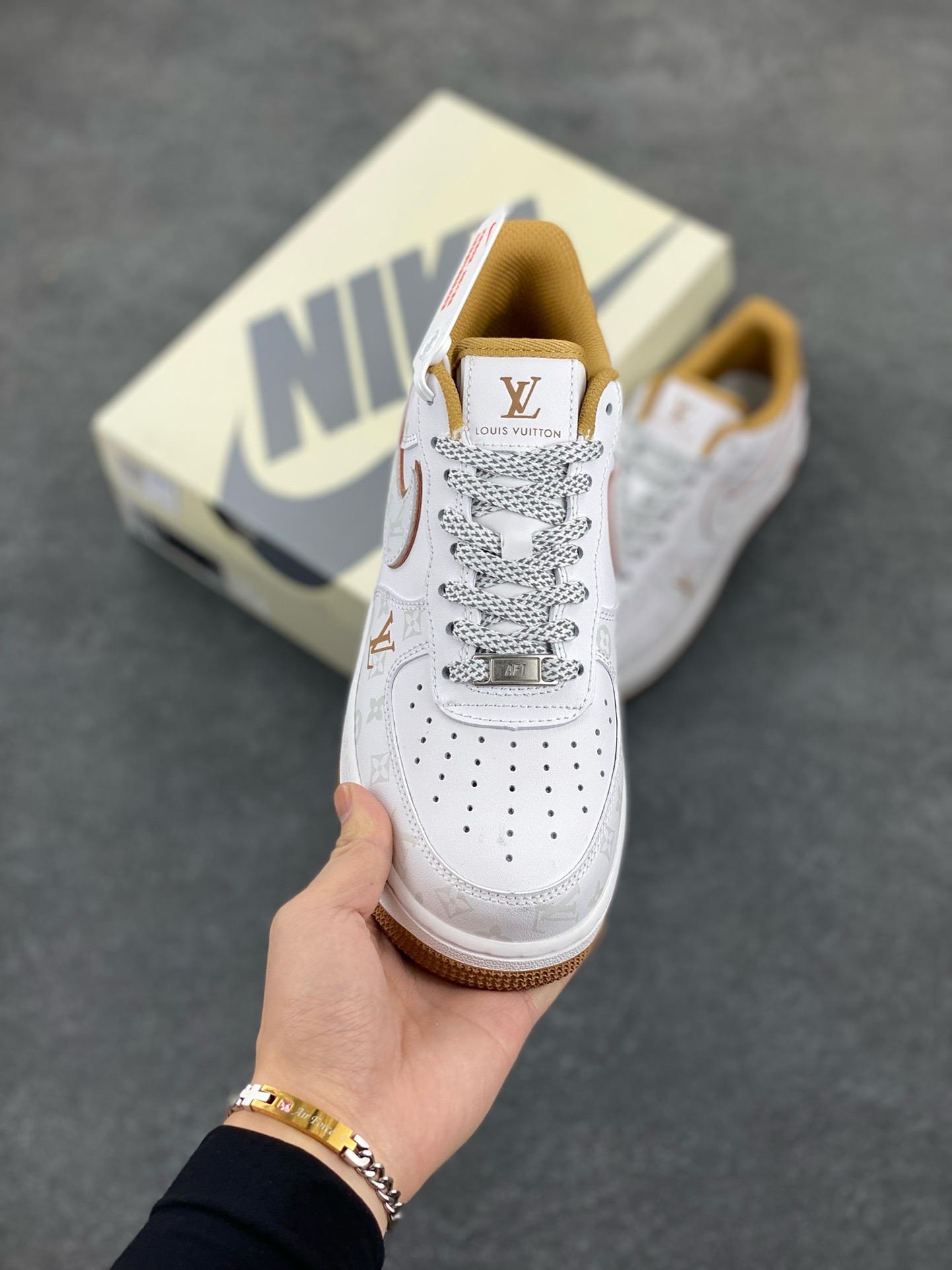 图片[2]-福利特价 NIke Air Force 1 \’07 Low “LV联名卡其–暗夜精灵”空军一号 低帮 运动鞋 休闲鞋 折边针车 工艺难度大 原楦头原纸板 原装鞋盒 定制五金配件 内置全掌气垫 原厂鞋底 货号：DR9868-300 尺码：36 36.5 37.5 38 38.5 39 40 40.5 41 42 42.5 43 44 44.5 45-选品中心