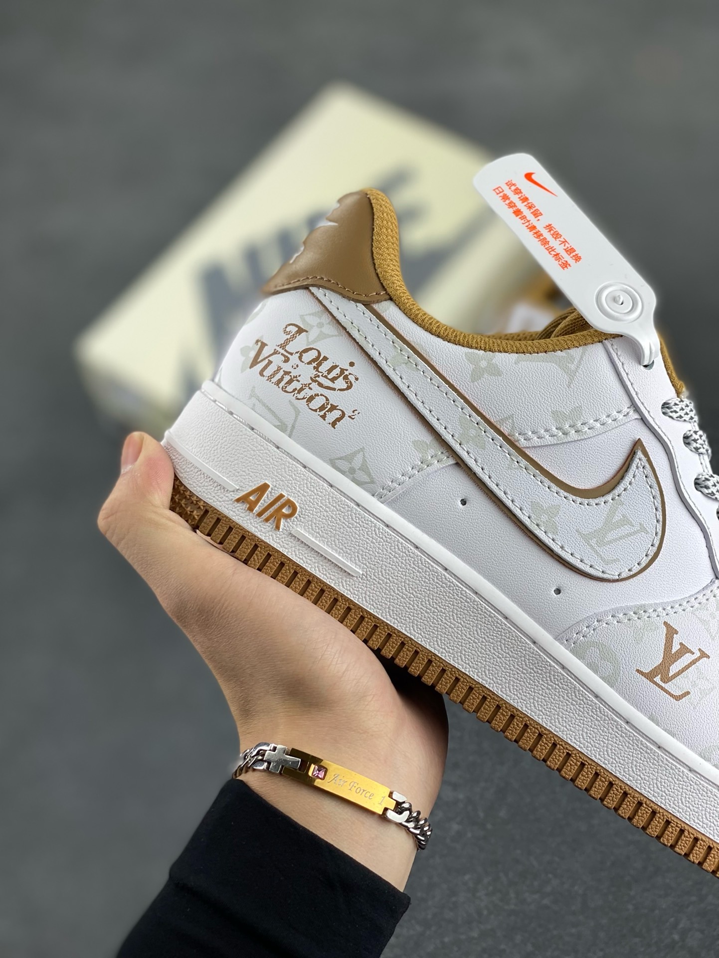 图片[6]-福利特价 NIke Air Force 1 \’07 Low “LV联名卡其–暗夜精灵”空军一号 低帮 运动鞋 休闲鞋 折边针车 工艺难度大 原楦头原纸板 原装鞋盒 定制五金配件 内置全掌气垫 原厂鞋底 货号：DR9868-300 尺码：36 36.5 37.5 38 38.5 39 40 40.5 41 42 42.5 43 44 44.5 45-选品中心