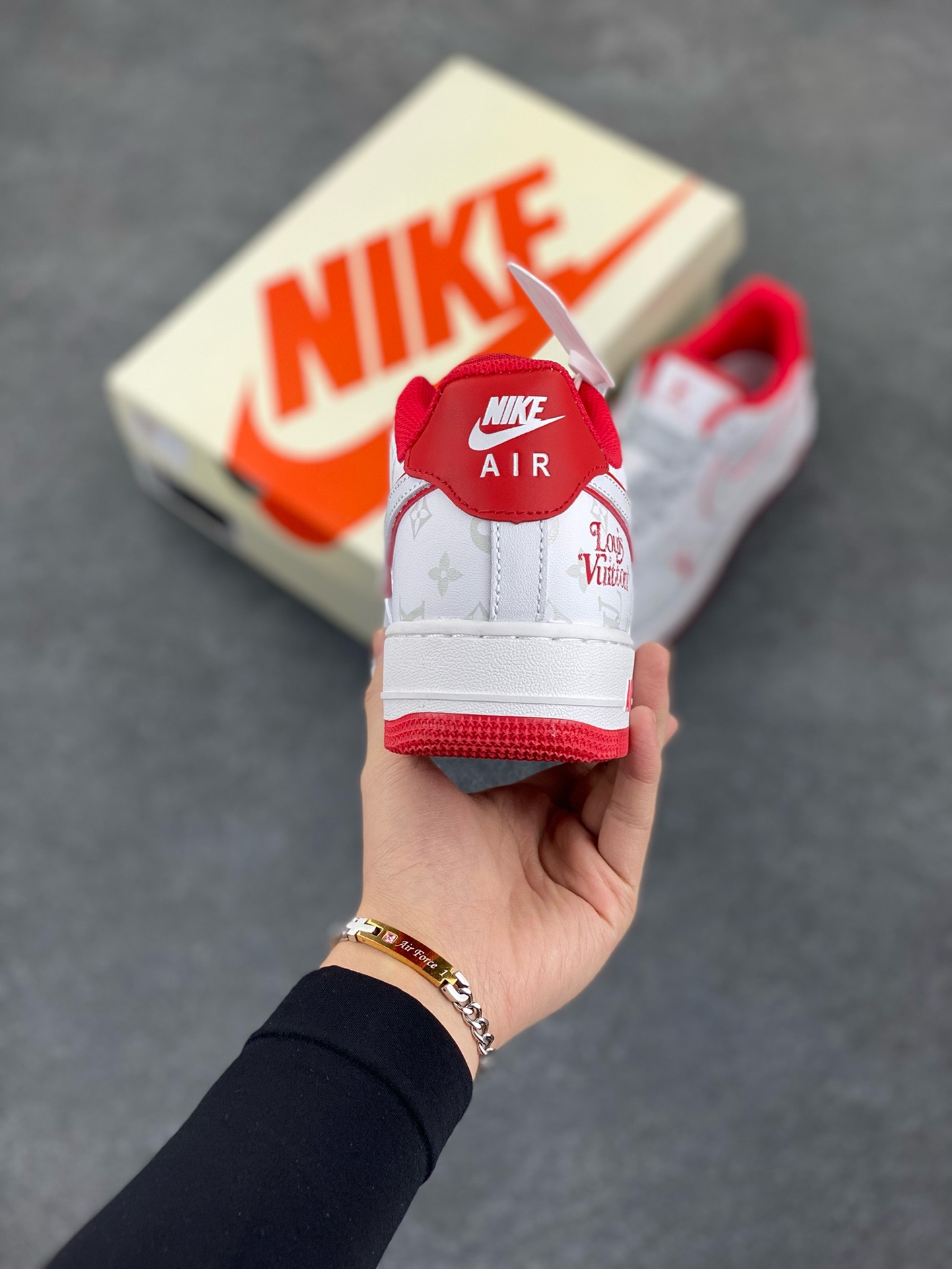 图片[4]-福利特价 NIke Air Force 1 \’07 Low “LV联名–红暗夜精灵”空军一号 低帮 运动鞋 休闲鞋 折边针车 工艺难度大 原楦头原纸板 原装鞋盒 定制五金配件 内置全掌气垫 原厂鞋底 货号：DR9868-100 尺码：36 36.5 37.5 38 38.5 39 40 40.5 41 42 42.5 43 44 44.5 45-选品中心