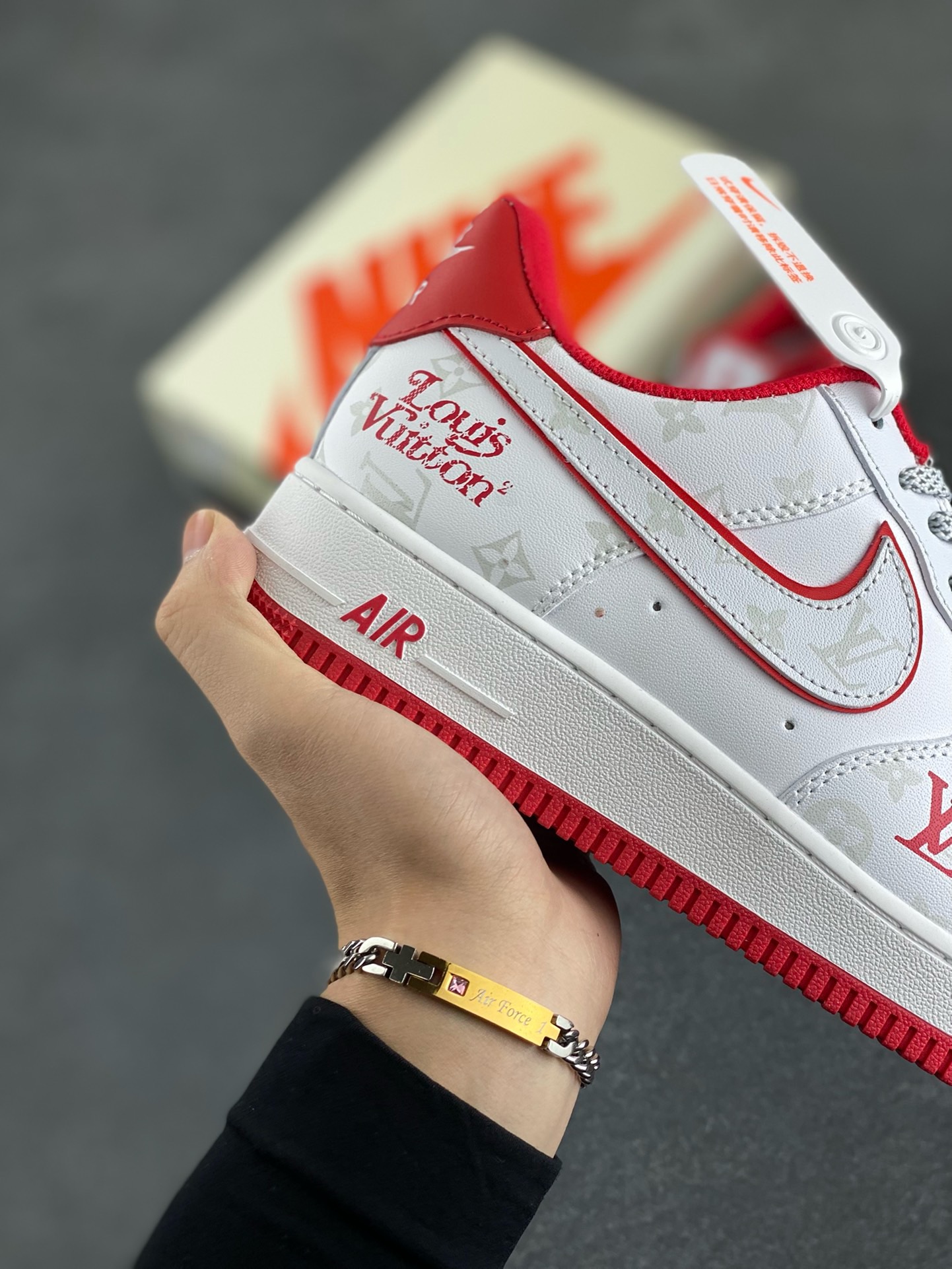 图片[6]-福利特价 NIke Air Force 1 \’07 Low “LV联名–红暗夜精灵”空军一号 低帮 运动鞋 休闲鞋 折边针车 工艺难度大 原楦头原纸板 原装鞋盒 定制五金配件 内置全掌气垫 原厂鞋底 货号：DR9868-100 尺码：36 36.5 37.5 38 38.5 39 40 40.5 41 42 42.5 43 44 44.5 45-选品中心
