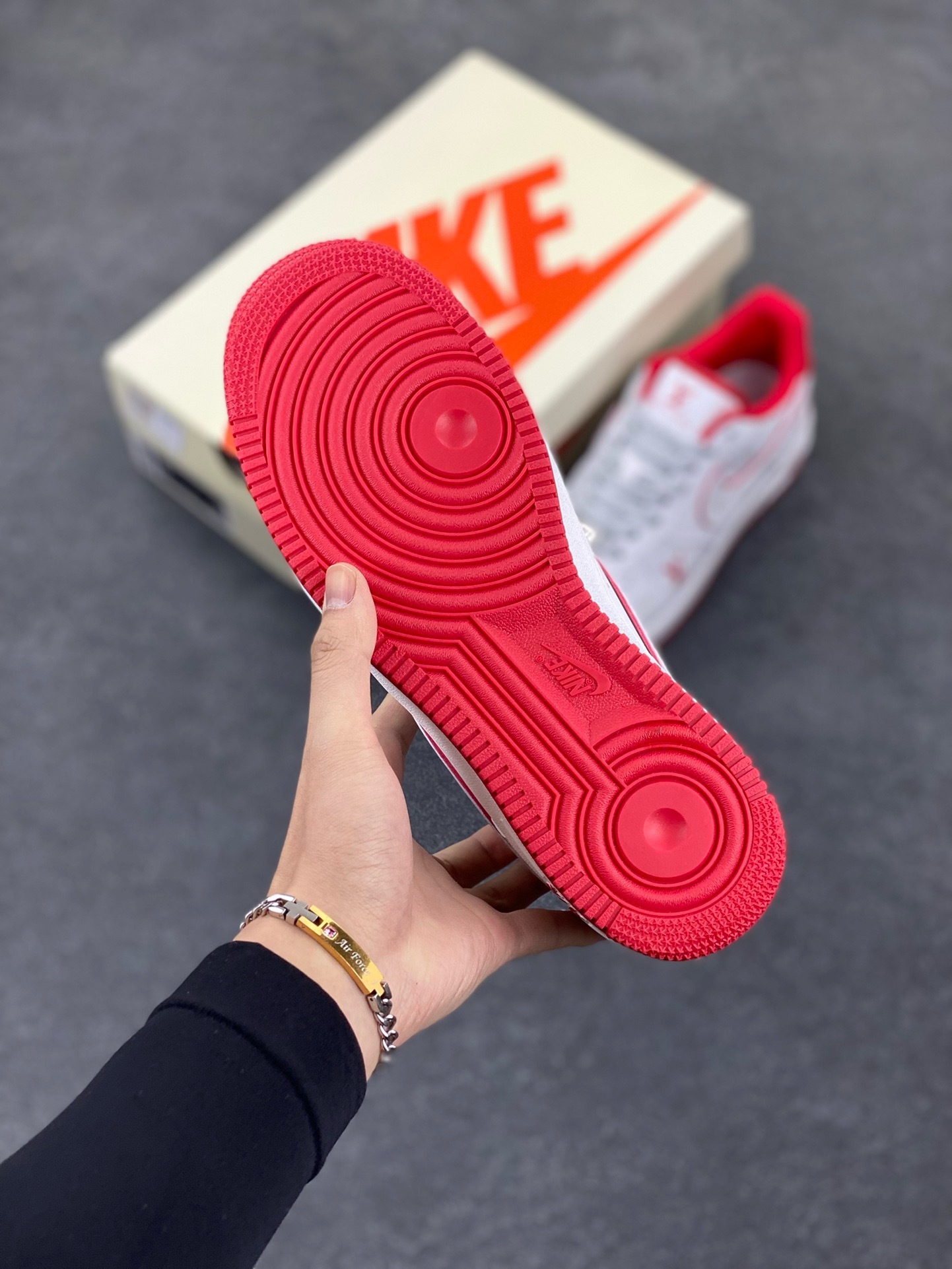 图片[5]-福利特价 NIke Air Force 1 \’07 Low “LV联名–红暗夜精灵”空军一号 低帮 运动鞋 休闲鞋 折边针车 工艺难度大 原楦头原纸板 原装鞋盒 定制五金配件 内置全掌气垫 原厂鞋底 货号：DR9868-100 尺码：36 36.5 37.5 38 38.5 39 40 40.5 41 42 42.5 43 44 44.5 45-选品中心