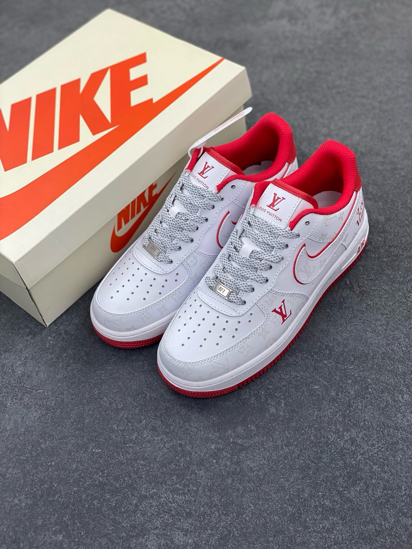 图片[8]-福利特价 NIke Air Force 1 \’07 Low “LV联名–红暗夜精灵”空军一号 低帮 运动鞋 休闲鞋 折边针车 工艺难度大 原楦头原纸板 原装鞋盒 定制五金配件 内置全掌气垫 原厂鞋底 货号：DR9868-100 尺码：36 36.5 37.5 38 38.5 39 40 40.5 41 42 42.5 43 44 44.5 45-选品中心
