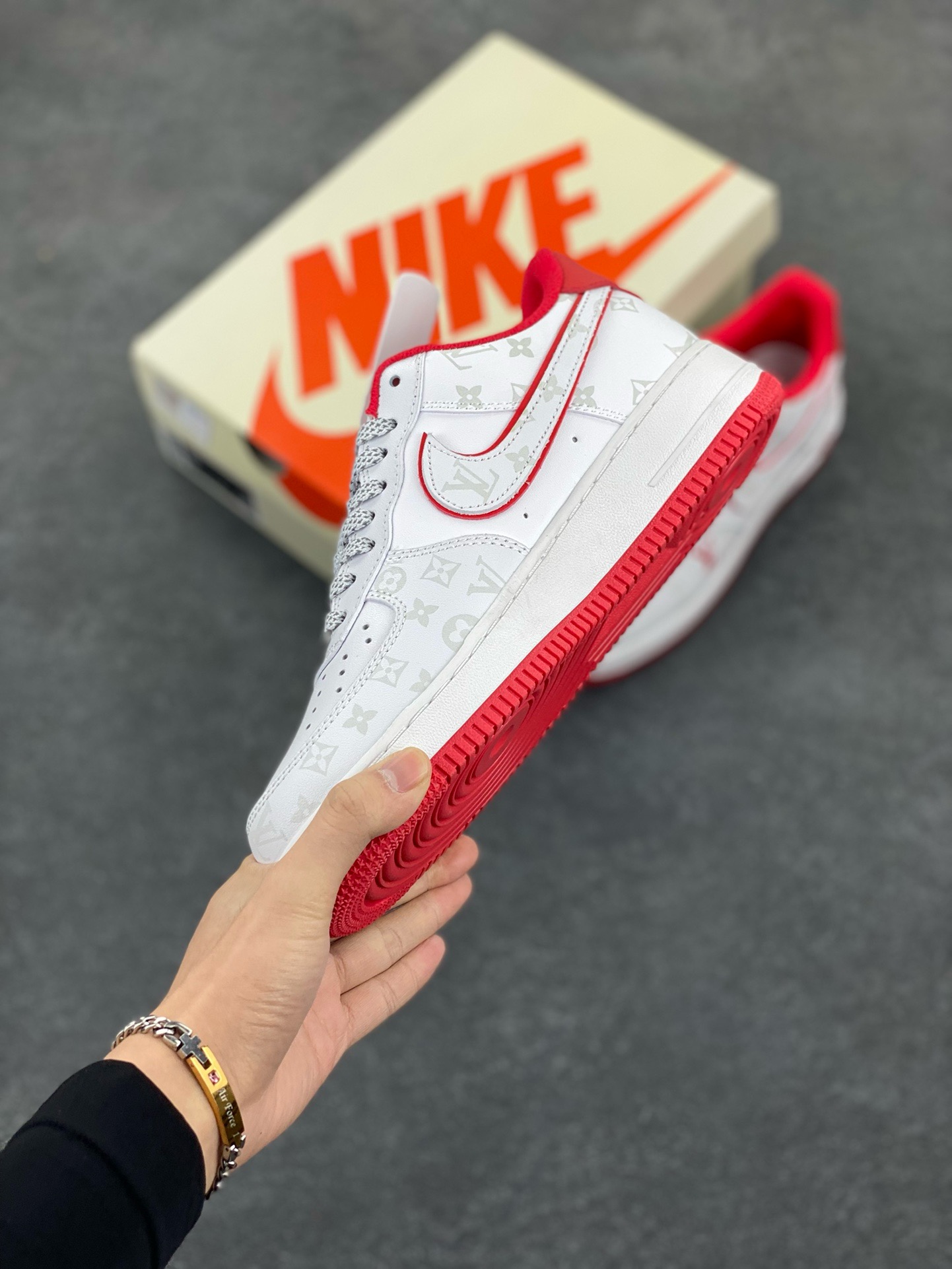 图片[3]-福利特价 NIke Air Force 1 \’07 Low “LV联名–红暗夜精灵”空军一号 低帮 运动鞋 休闲鞋 折边针车 工艺难度大 原楦头原纸板 原装鞋盒 定制五金配件 内置全掌气垫 原厂鞋底 货号：DR9868-100 尺码：36 36.5 37.5 38 38.5 39 40 40.5 41 42 42.5 43 44 44.5 45-选品中心