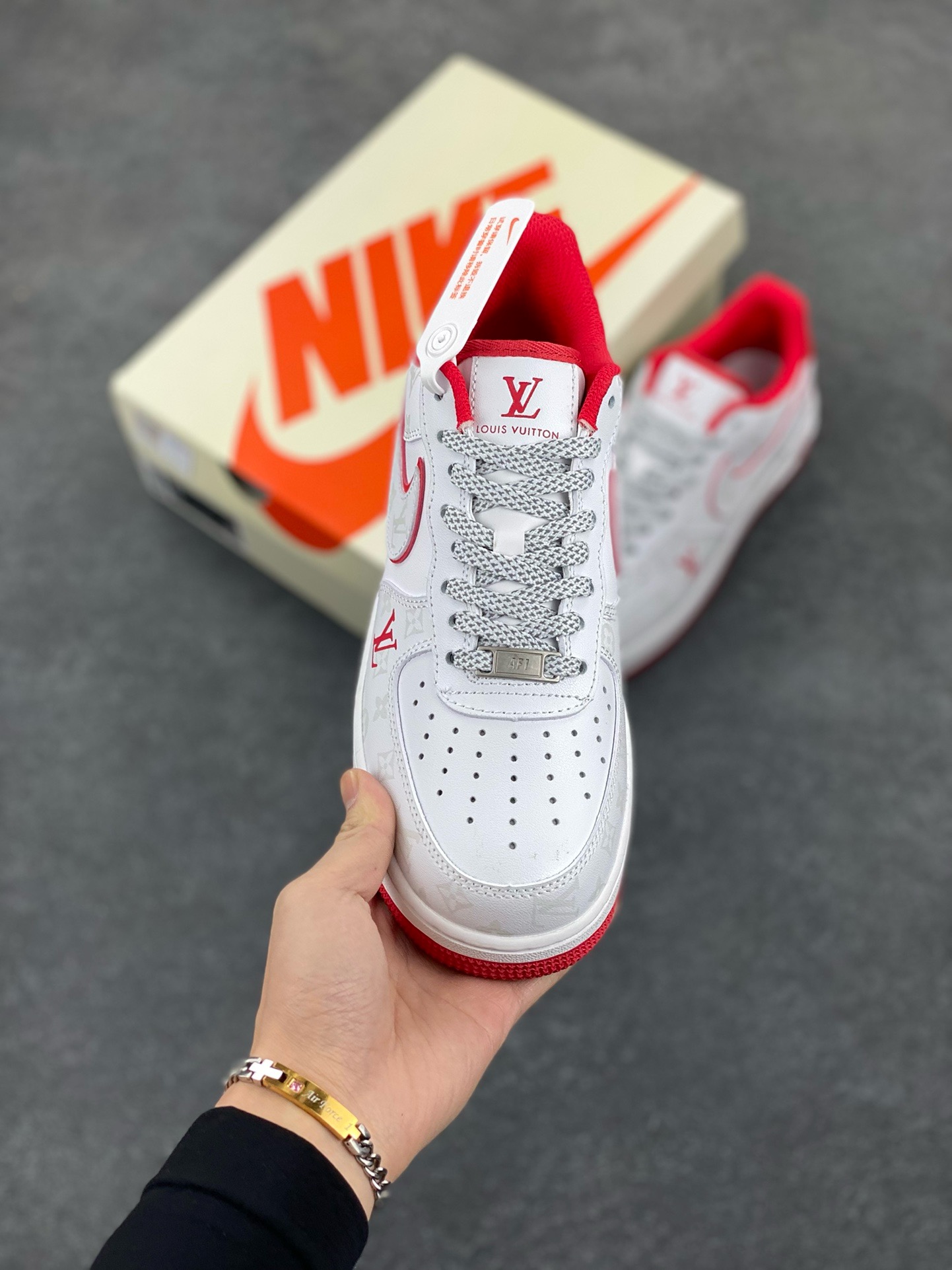 图片[2]-福利特价 NIke Air Force 1 \’07 Low “LV联名–红暗夜精灵”空军一号 低帮 运动鞋 休闲鞋 折边针车 工艺难度大 原楦头原纸板 原装鞋盒 定制五金配件 内置全掌气垫 原厂鞋底 货号：DR9868-100 尺码：36 36.5 37.5 38 38.5 39 40 40.5 41 42 42.5 43 44 44.5 45-选品中心