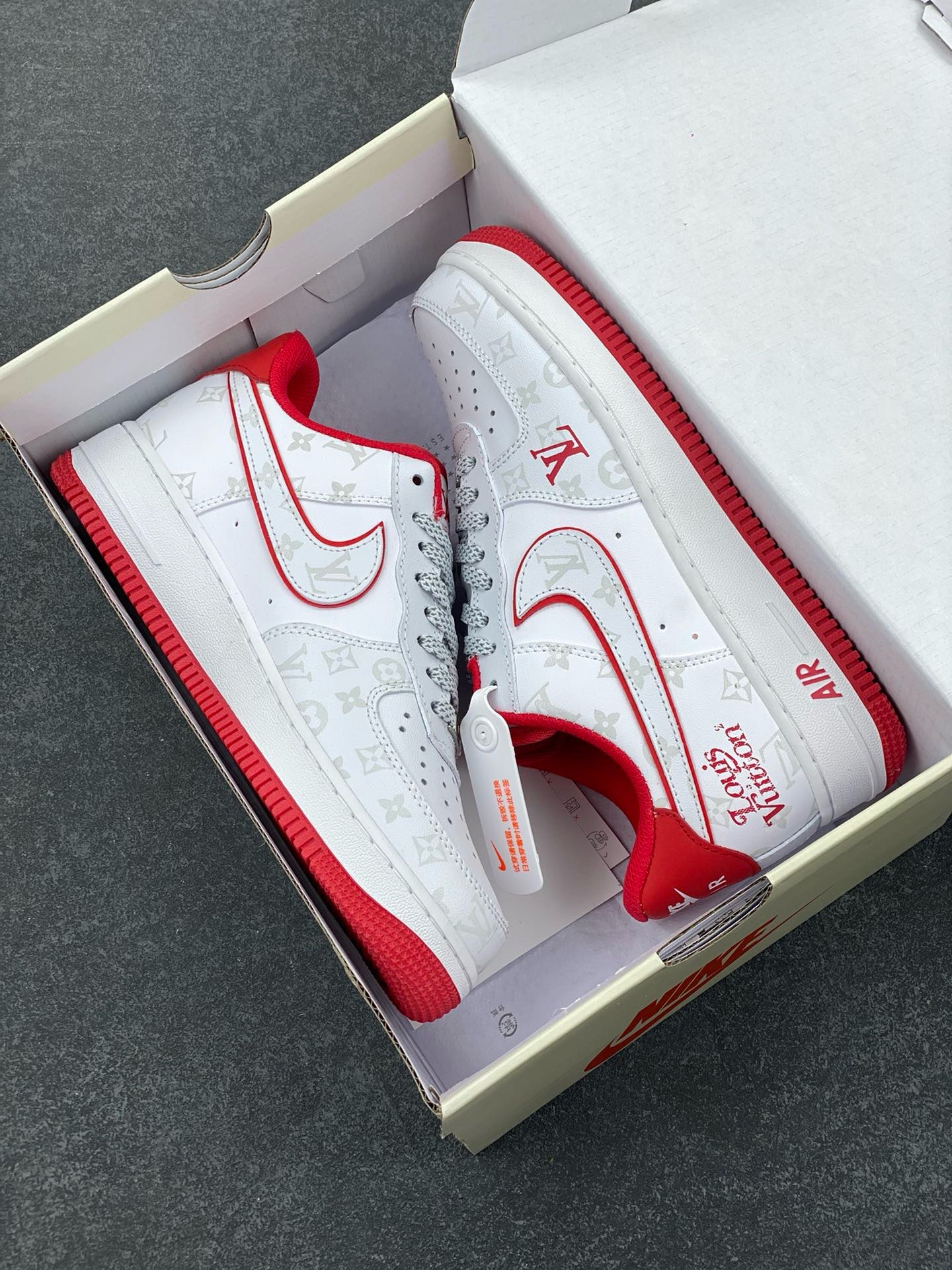 图片[9]-福利特价 NIke Air Force 1 \’07 Low “LV联名–红暗夜精灵”空军一号 低帮 运动鞋 休闲鞋 折边针车 工艺难度大 原楦头原纸板 原装鞋盒 定制五金配件 内置全掌气垫 原厂鞋底 货号：DR9868-100 尺码：36 36.5 37.5 38 38.5 39 40 40.5 41 42 42.5 43 44 44.5 45-选品中心