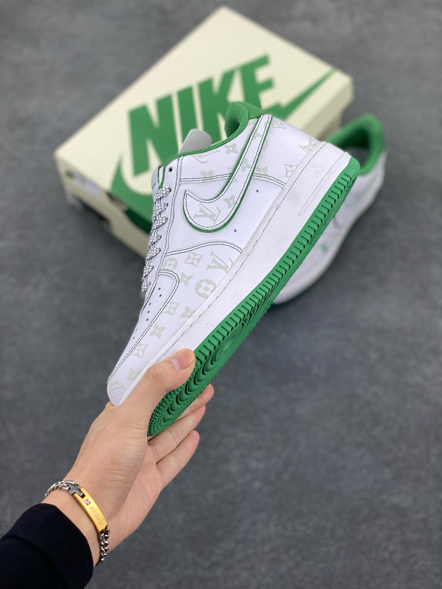 图片[3]-福利特价 NIke Air Force 1 \’07 Low “LV联名绿–暗夜精灵”空军一号 低帮 运动鞋 休闲鞋 折边针车 工艺难度大 原楦头原纸板 原装鞋盒 定制五金配件 内置全掌气垫 原厂鞋底 货号：BS8805-603 尺码：36 36.5 37.5 38 38.5 39 40 40.5 41 42 42.5 43 44 44.5 45-选品中心