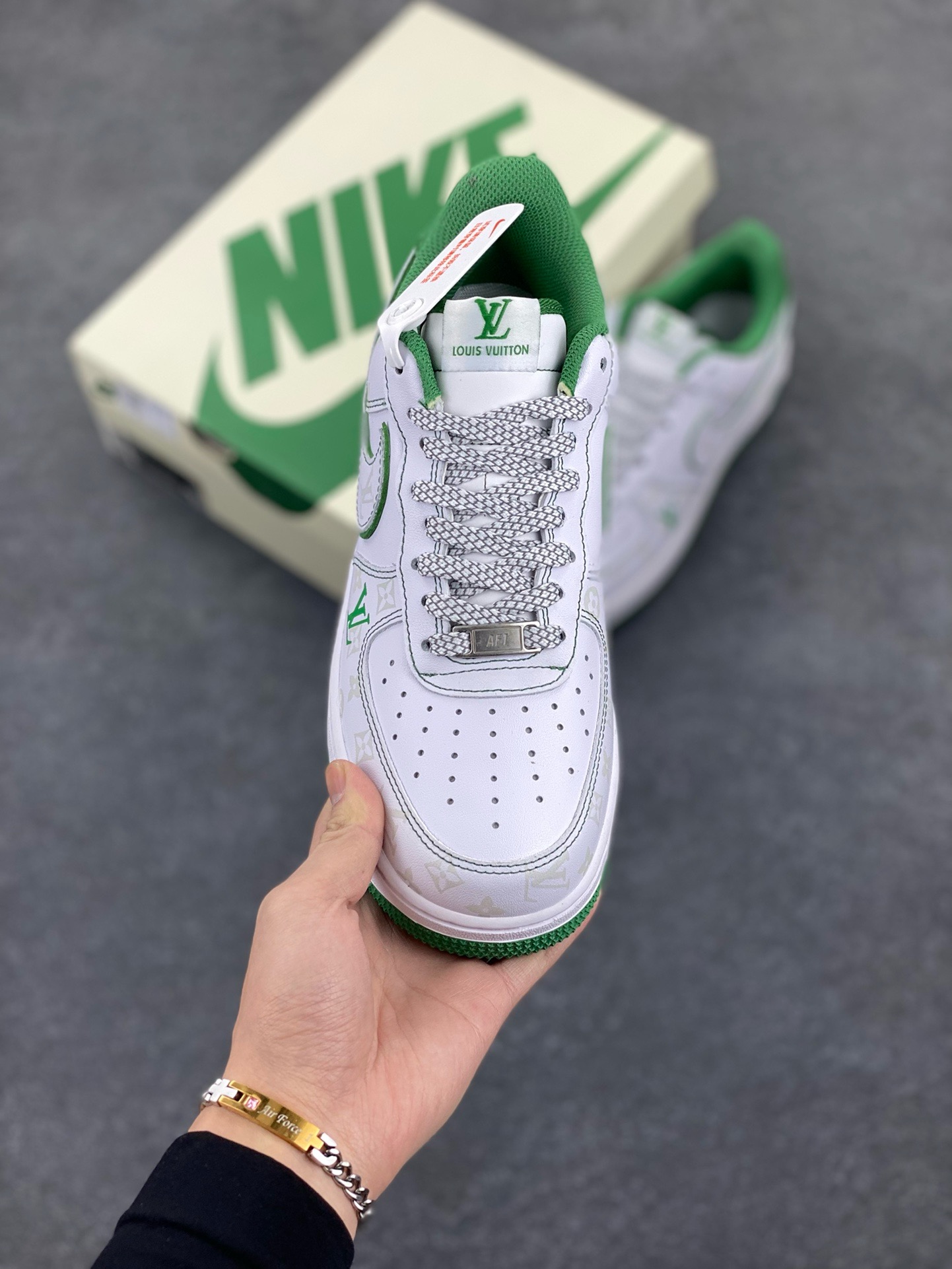 图片[2]-福利特价 NIke Air Force 1 \’07 Low “LV联名绿–暗夜精灵”空军一号 低帮 运动鞋 休闲鞋 折边针车 工艺难度大 原楦头原纸板 原装鞋盒 定制五金配件 内置全掌气垫 原厂鞋底 货号：BS8805-603 尺码：36 36.5 37.5 38 38.5 39 40 40.5 41 42 42.5 43 44 44.5 45-选品中心