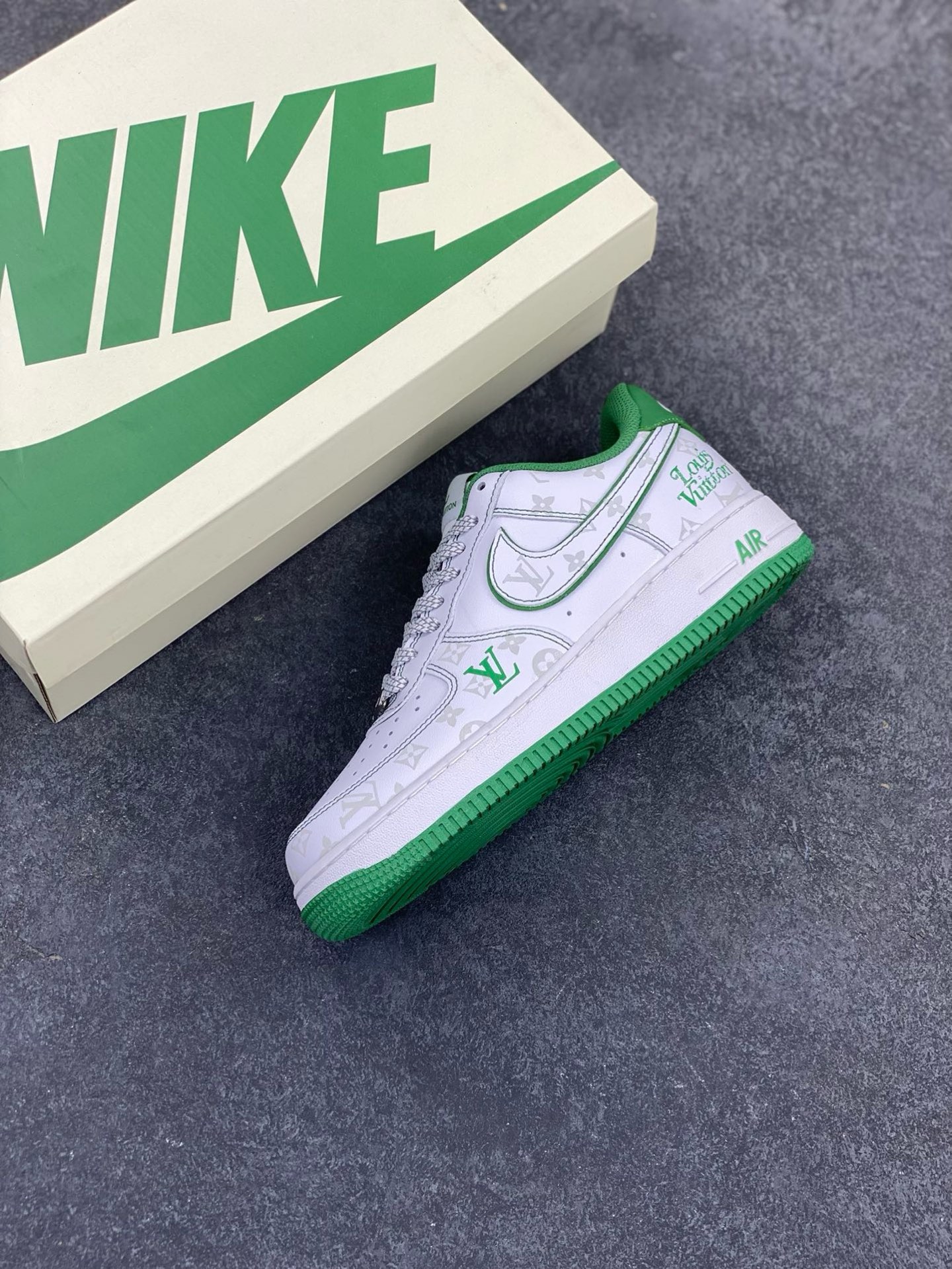 图片[7]-福利特价 NIke Air Force 1 \’07 Low “LV联名绿–暗夜精灵”空军一号 低帮 运动鞋 休闲鞋 折边针车 工艺难度大 原楦头原纸板 原装鞋盒 定制五金配件 内置全掌气垫 原厂鞋底 货号：BS8805-603 尺码：36 36.5 37.5 38 38.5 39 40 40.5 41 42 42.5 43 44 44.5 45-选品中心