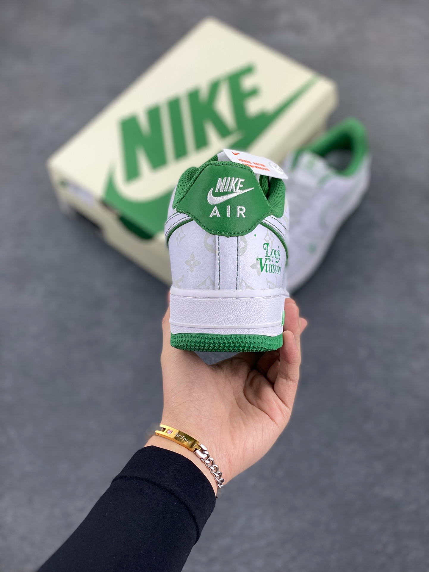 图片[4]-福利特价 NIke Air Force 1 \’07 Low “LV联名绿–暗夜精灵”空军一号 低帮 运动鞋 休闲鞋 折边针车 工艺难度大 原楦头原纸板 原装鞋盒 定制五金配件 内置全掌气垫 原厂鞋底 货号：BS8805-603 尺码：36 36.5 37.5 38 38.5 39 40 40.5 41 42 42.5 43 44 44.5 45-选品中心