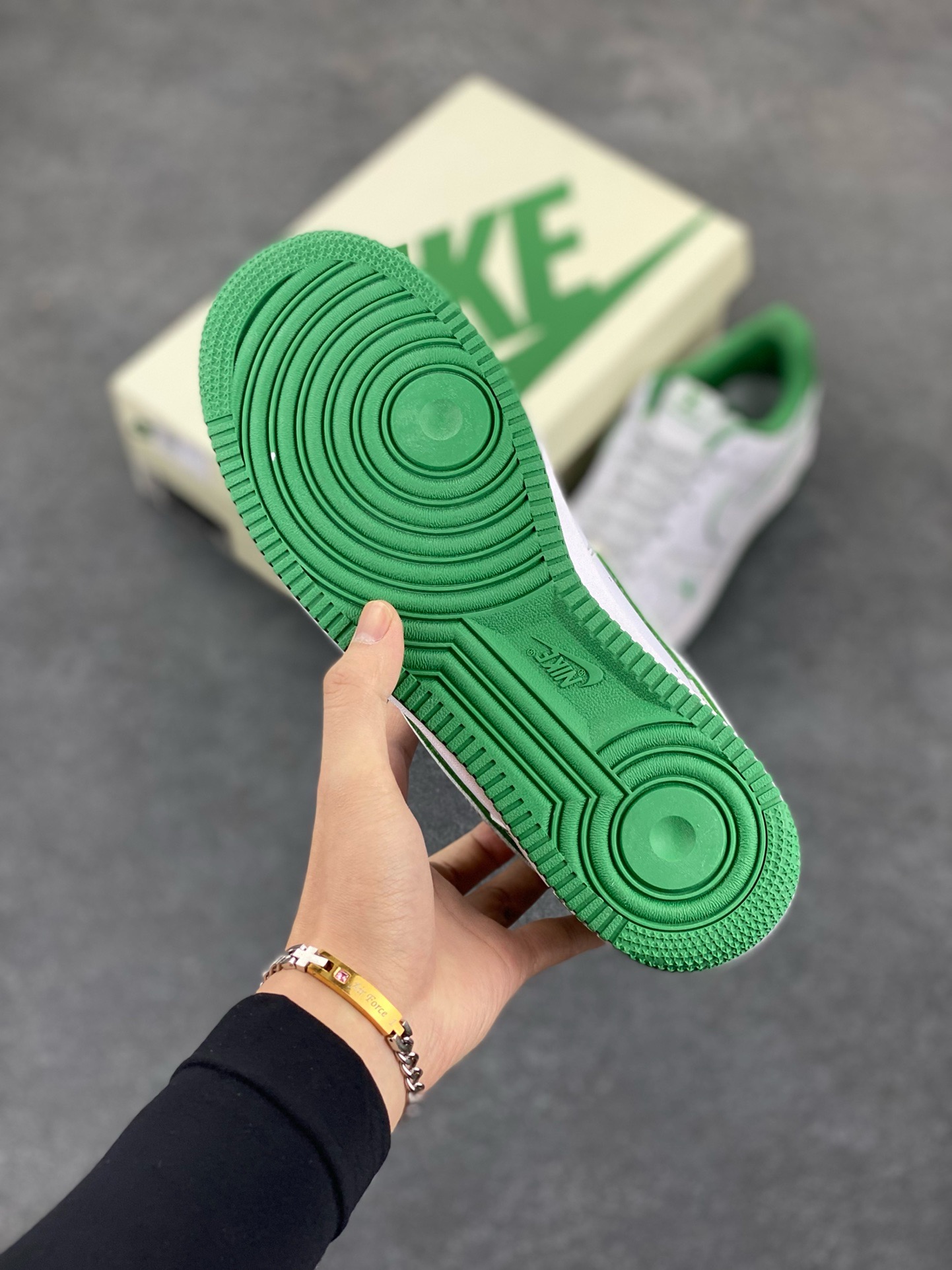 图片[5]-福利特价 NIke Air Force 1 \’07 Low “LV联名绿–暗夜精灵”空军一号 低帮 运动鞋 休闲鞋 折边针车 工艺难度大 原楦头原纸板 原装鞋盒 定制五金配件 内置全掌气垫 原厂鞋底 货号：BS8805-603 尺码：36 36.5 37.5 38 38.5 39 40 40.5 41 42 42.5 43 44 44.5 45-选品中心