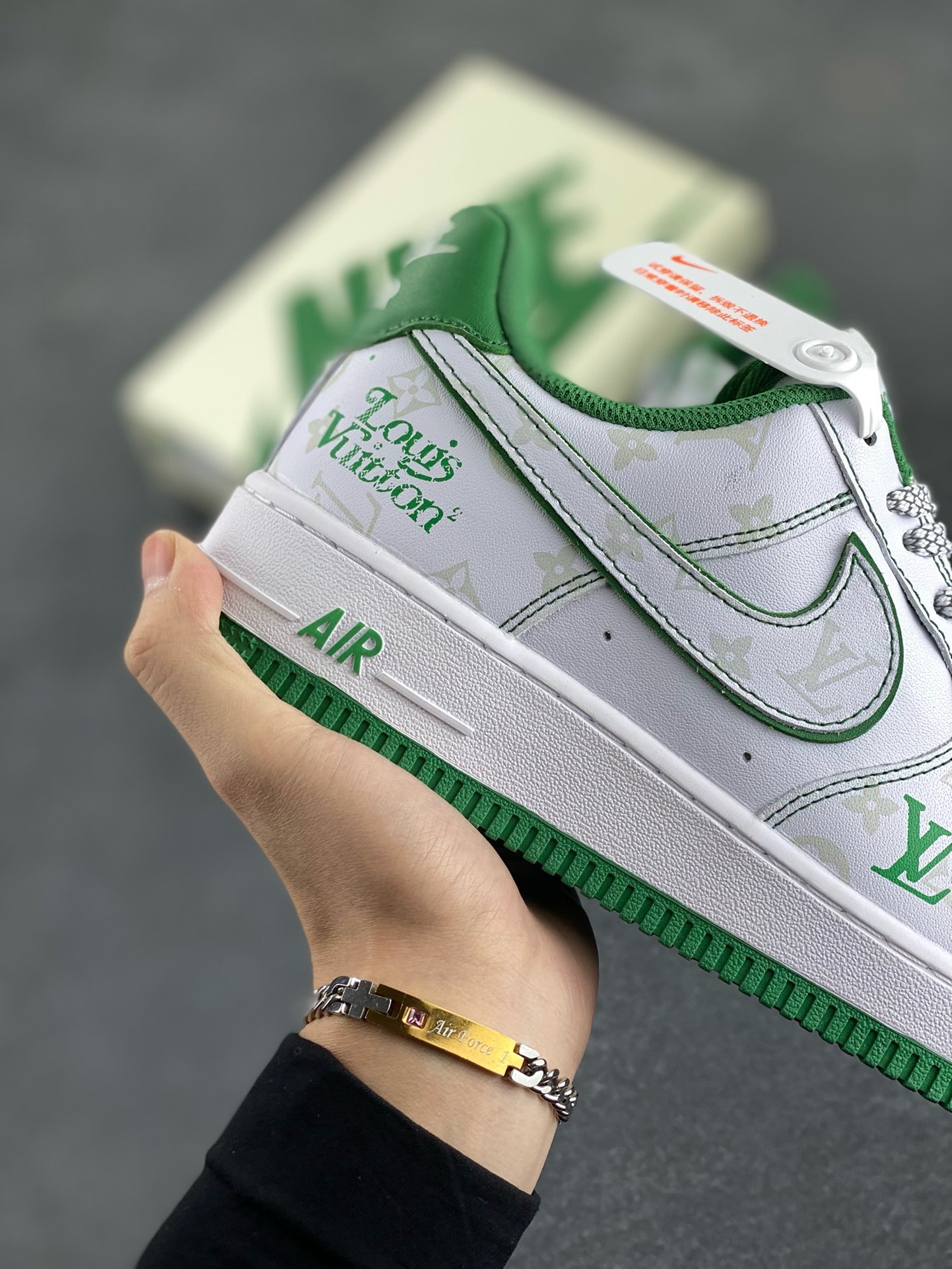图片[6]-福利特价 NIke Air Force 1 \’07 Low “LV联名绿–暗夜精灵”空军一号 低帮 运动鞋 休闲鞋 折边针车 工艺难度大 原楦头原纸板 原装鞋盒 定制五金配件 内置全掌气垫 原厂鞋底 货号：BS8805-603 尺码：36 36.5 37.5 38 38.5 39 40 40.5 41 42 42.5 43 44 44.5 45-选品中心