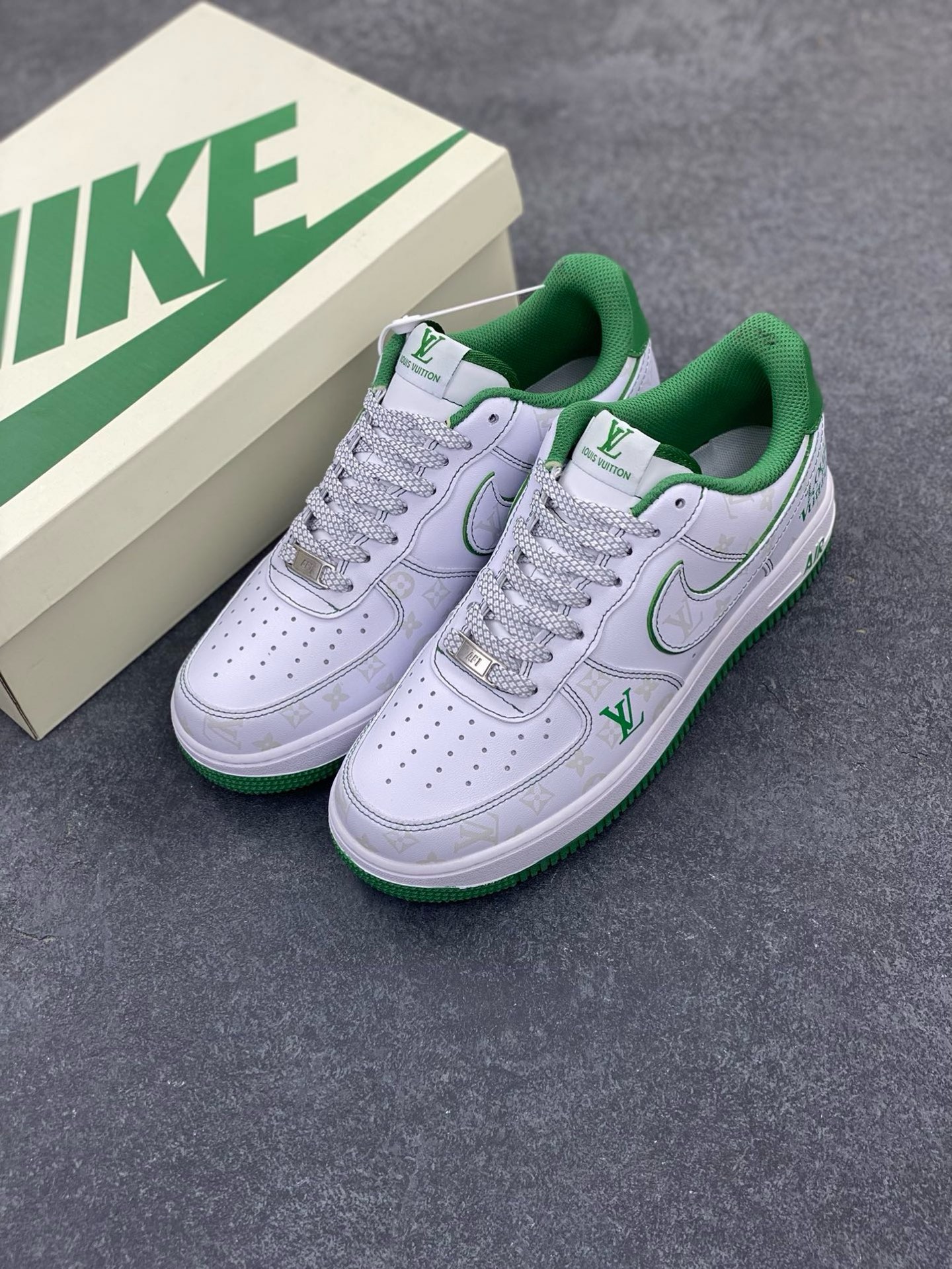 图片[8]-福利特价 NIke Air Force 1 \’07 Low “LV联名绿–暗夜精灵”空军一号 低帮 运动鞋 休闲鞋 折边针车 工艺难度大 原楦头原纸板 原装鞋盒 定制五金配件 内置全掌气垫 原厂鞋底 货号：BS8805-603 尺码：36 36.5 37.5 38 38.5 39 40 40.5 41 42 42.5 43 44 44.5 45-选品中心