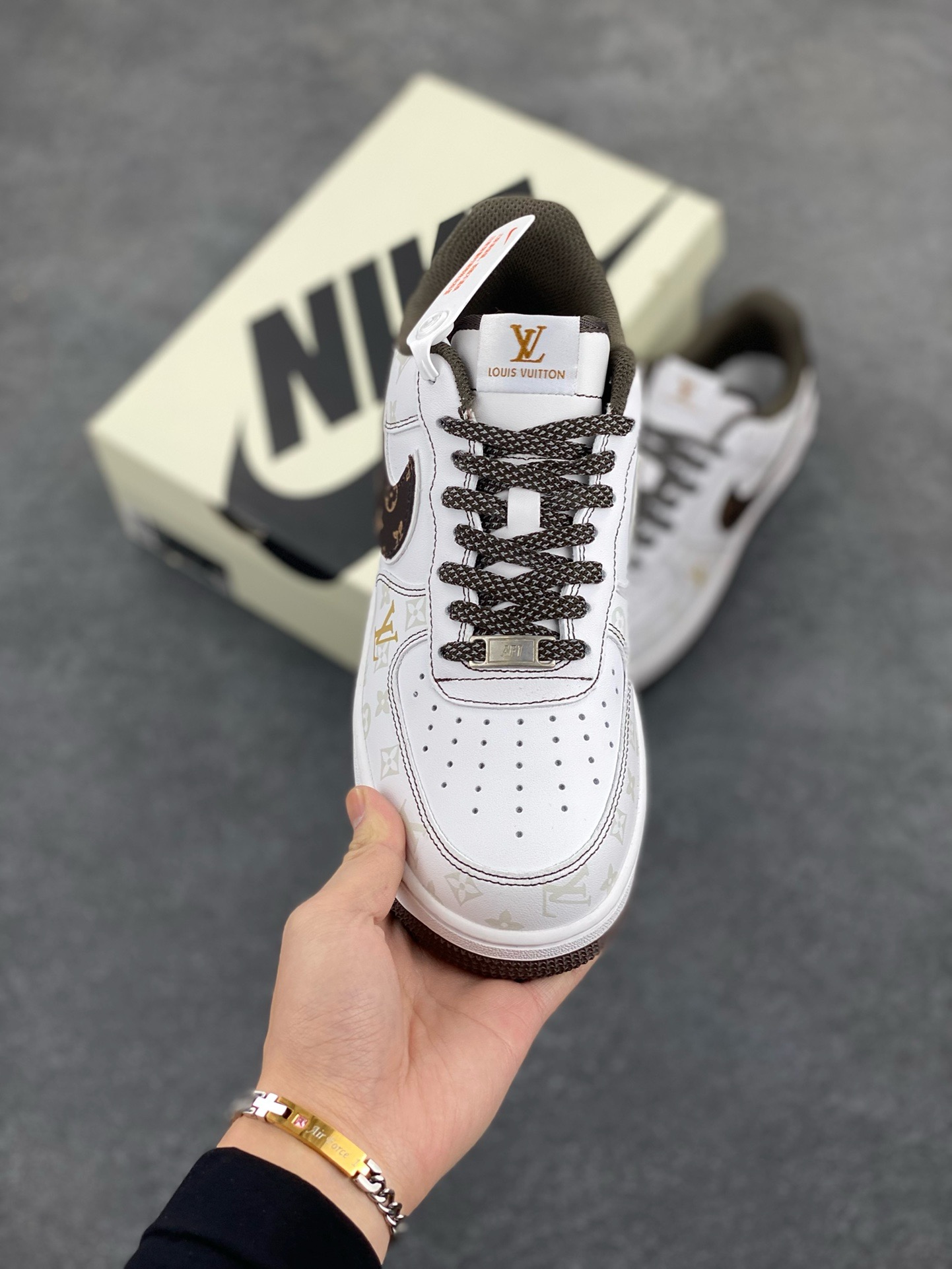 图片[2]-福利特价 NIke Air Force 1 \’07 Low “LV联名棕–暗夜精灵”空军一号 低帮 运动鞋 休闲鞋 折边针车 工艺难度大 原楦头原纸板 原装鞋盒 定制五金配件 内置全掌气垫 原厂鞋底 货号：BS8805-601 尺码：36 36.5 37.5 38 38.5 39 40 40.5 41 42 42.5 43 44 44.5 45-选品中心