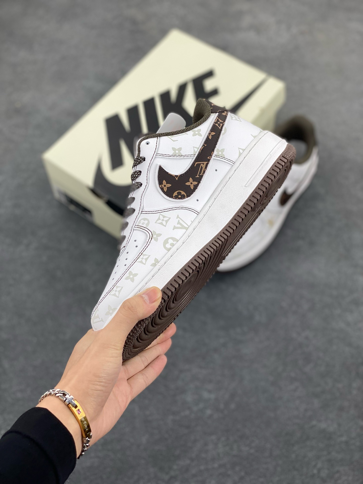 图片[3]-福利特价 NIke Air Force 1 \’07 Low “LV联名棕–暗夜精灵”空军一号 低帮 运动鞋 休闲鞋 折边针车 工艺难度大 原楦头原纸板 原装鞋盒 定制五金配件 内置全掌气垫 原厂鞋底 货号：BS8805-601 尺码：36 36.5 37.5 38 38.5 39 40 40.5 41 42 42.5 43 44 44.5 45-选品中心