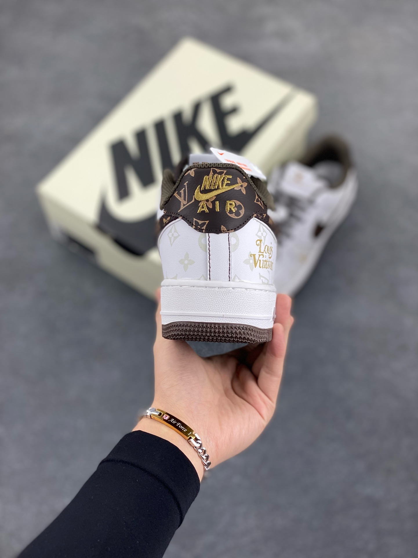 图片[4]-福利特价 NIke Air Force 1 \’07 Low “LV联名棕–暗夜精灵”空军一号 低帮 运动鞋 休闲鞋 折边针车 工艺难度大 原楦头原纸板 原装鞋盒 定制五金配件 内置全掌气垫 原厂鞋底 货号：BS8805-601 尺码：36 36.5 37.5 38 38.5 39 40 40.5 41 42 42.5 43 44 44.5 45-选品中心