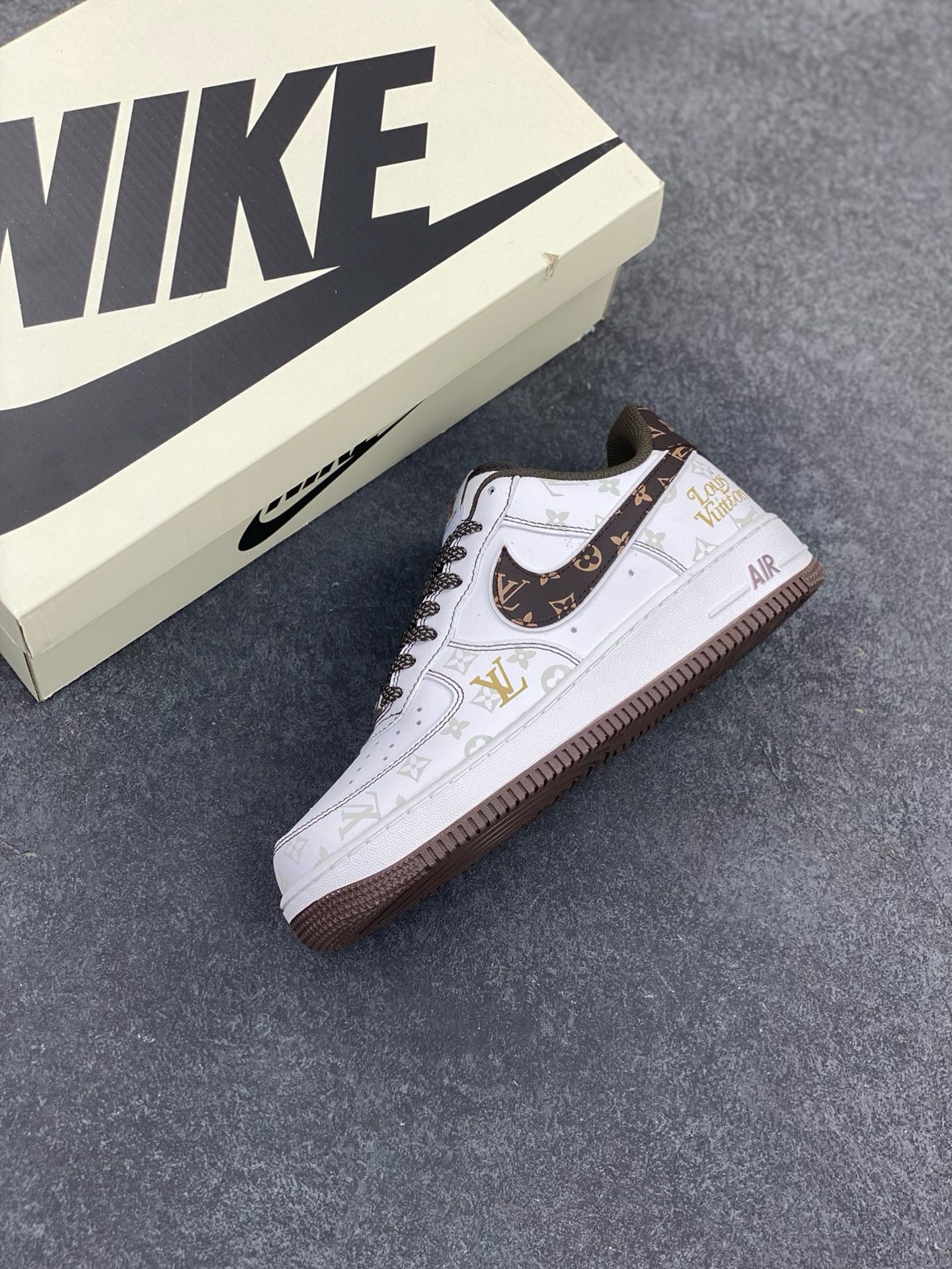图片[7]-福利特价 NIke Air Force 1 \’07 Low “LV联名棕–暗夜精灵”空军一号 低帮 运动鞋 休闲鞋 折边针车 工艺难度大 原楦头原纸板 原装鞋盒 定制五金配件 内置全掌气垫 原厂鞋底 货号：BS8805-601 尺码：36 36.5 37.5 38 38.5 39 40 40.5 41 42 42.5 43 44 44.5 45-选品中心