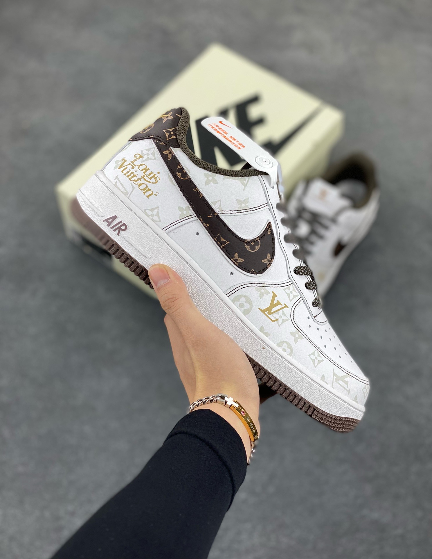 福利特价 NIke Air Force 1 \'07 Low “LV联名棕--暗夜精灵”空军一号 低帮 运动鞋 休闲鞋 折边针车 工艺难度大 原楦头原纸板 原装鞋盒 定制五金配件 内置全掌气垫 原厂鞋底 货号：BS8805-601 尺码：36 36.5 37.5 38 38.5 39 40 40.5 41 42 42.5 43 44 44.5 45-选品中心