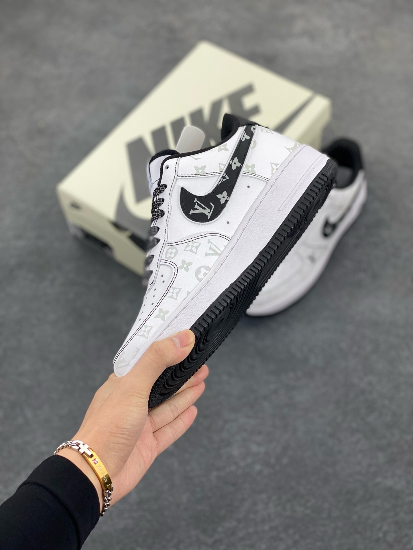 图片[3]-福利特价 NIke Air Force 1 \’07 Low “LV联名-黑暗夜精灵”空军一号 低帮 运动鞋 休闲鞋 折边针车 工艺难度大 原楦头原纸板 原装鞋盒 定制五金配件 内置全掌气垫 原厂鞋底 货号：BS8805-602 尺码：36 36.5 37.5 38 38.5 39 40 40.5 41 42 42.5 43 44 44.5 45-选品中心