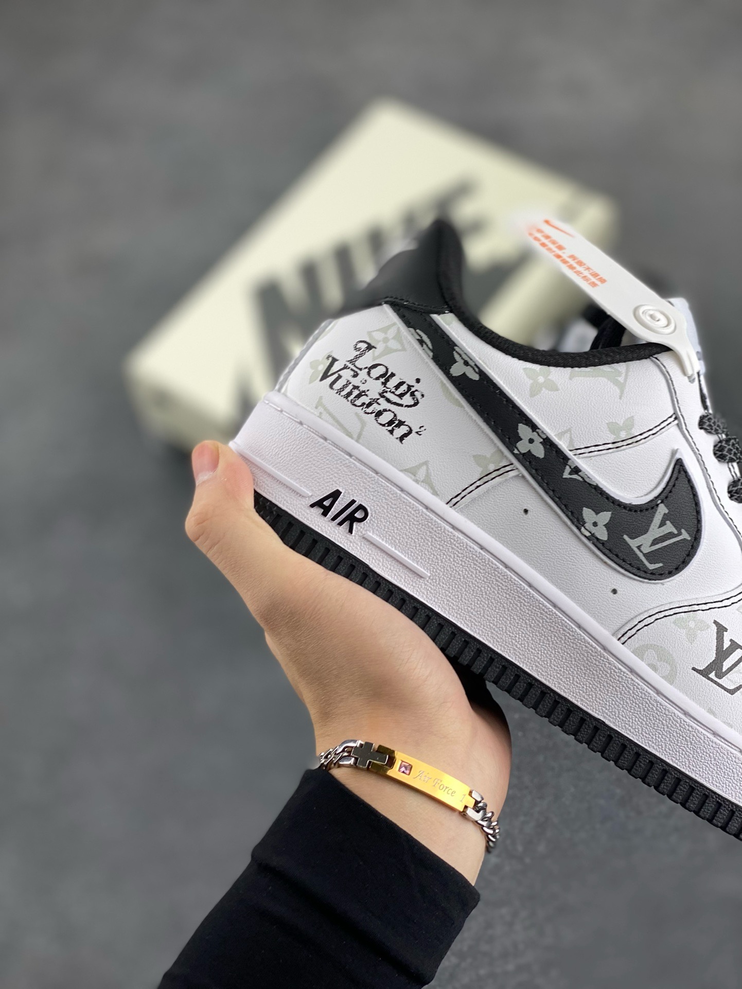 图片[6]-福利特价 NIke Air Force 1 \’07 Low “LV联名-黑暗夜精灵”空军一号 低帮 运动鞋 休闲鞋 折边针车 工艺难度大 原楦头原纸板 原装鞋盒 定制五金配件 内置全掌气垫 原厂鞋底 货号：BS8805-602 尺码：36 36.5 37.5 38 38.5 39 40 40.5 41 42 42.5 43 44 44.5 45-选品中心