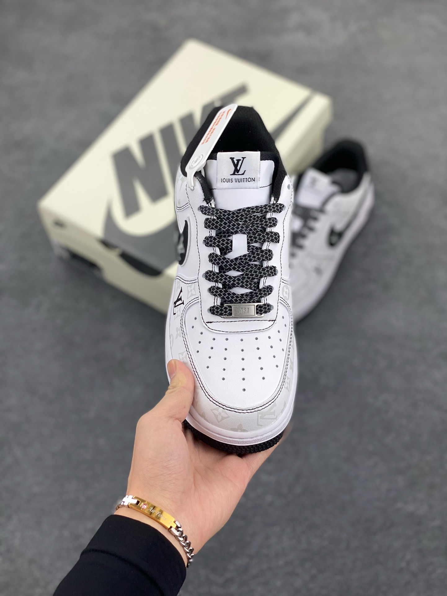 图片[2]-福利特价 NIke Air Force 1 \’07 Low “LV联名-黑暗夜精灵”空军一号 低帮 运动鞋 休闲鞋 折边针车 工艺难度大 原楦头原纸板 原装鞋盒 定制五金配件 内置全掌气垫 原厂鞋底 货号：BS8805-602 尺码：36 36.5 37.5 38 38.5 39 40 40.5 41 42 42.5 43 44 44.5 45-选品中心