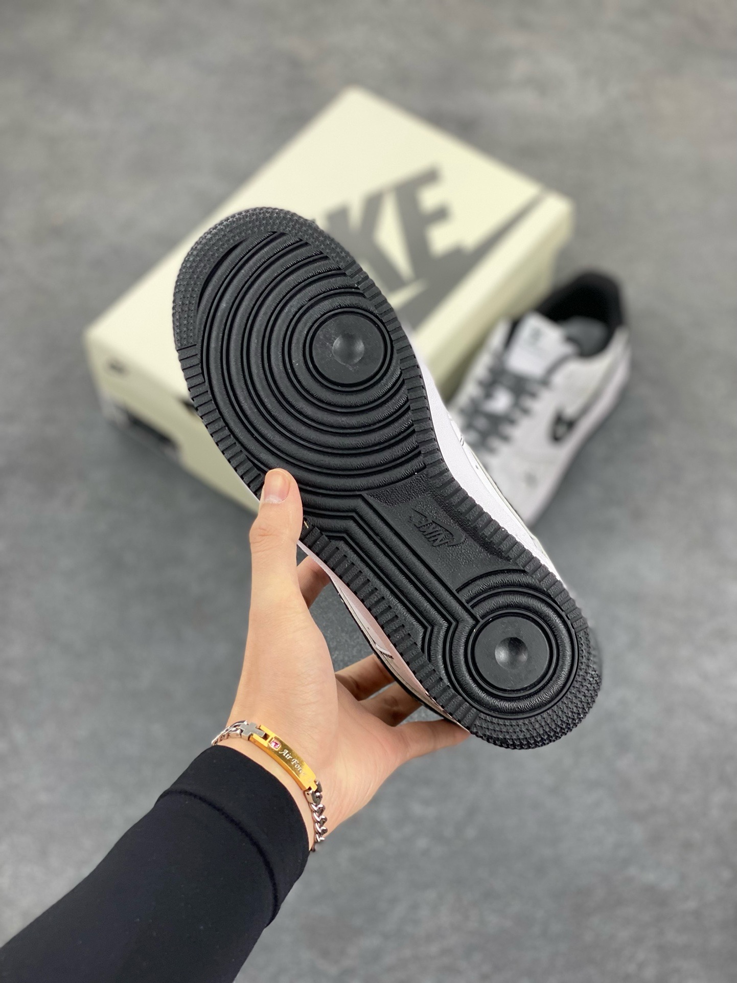 图片[5]-福利特价 NIke Air Force 1 \’07 Low “LV联名-黑暗夜精灵”空军一号 低帮 运动鞋 休闲鞋 折边针车 工艺难度大 原楦头原纸板 原装鞋盒 定制五金配件 内置全掌气垫 原厂鞋底 货号：BS8805-602 尺码：36 36.5 37.5 38 38.5 39 40 40.5 41 42 42.5 43 44 44.5 45-选品中心