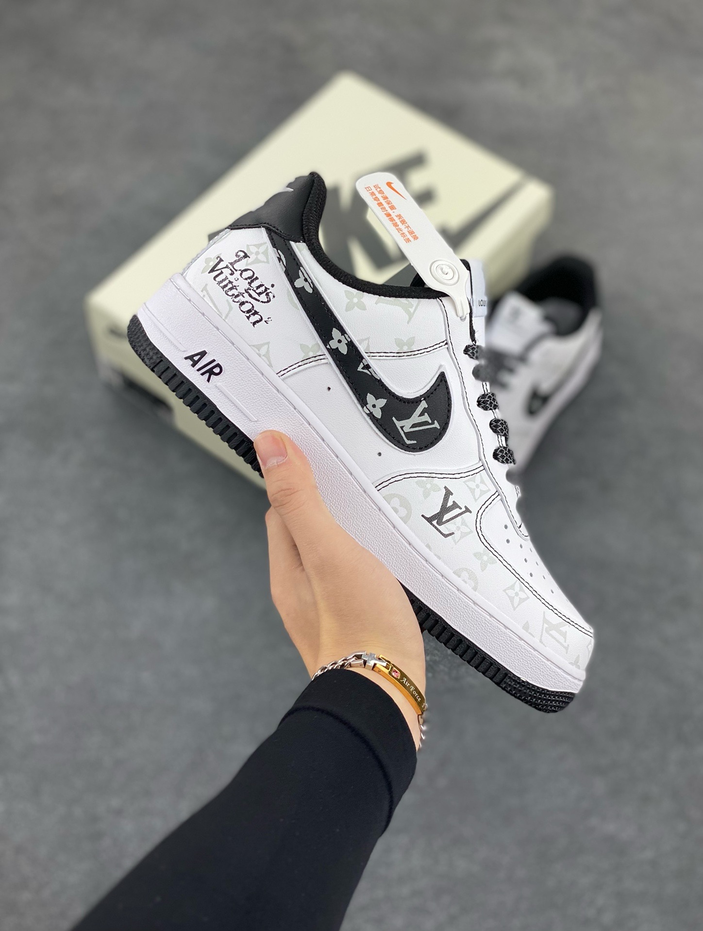 福利特价 NIke Air Force 1 \’07 Low “LV联名-黑暗夜精灵”空军一号 低帮 运动鞋 休闲鞋 折边针车 工艺难度大 原楦头原纸板 原装鞋盒 定制五金配件 内置全掌气垫 原厂鞋底 货号：BS8805-602 尺码：36 36.5 37.5 38 38.5 39 40 40.5 41 42 42.5 43 44 44.5 45-选品中心