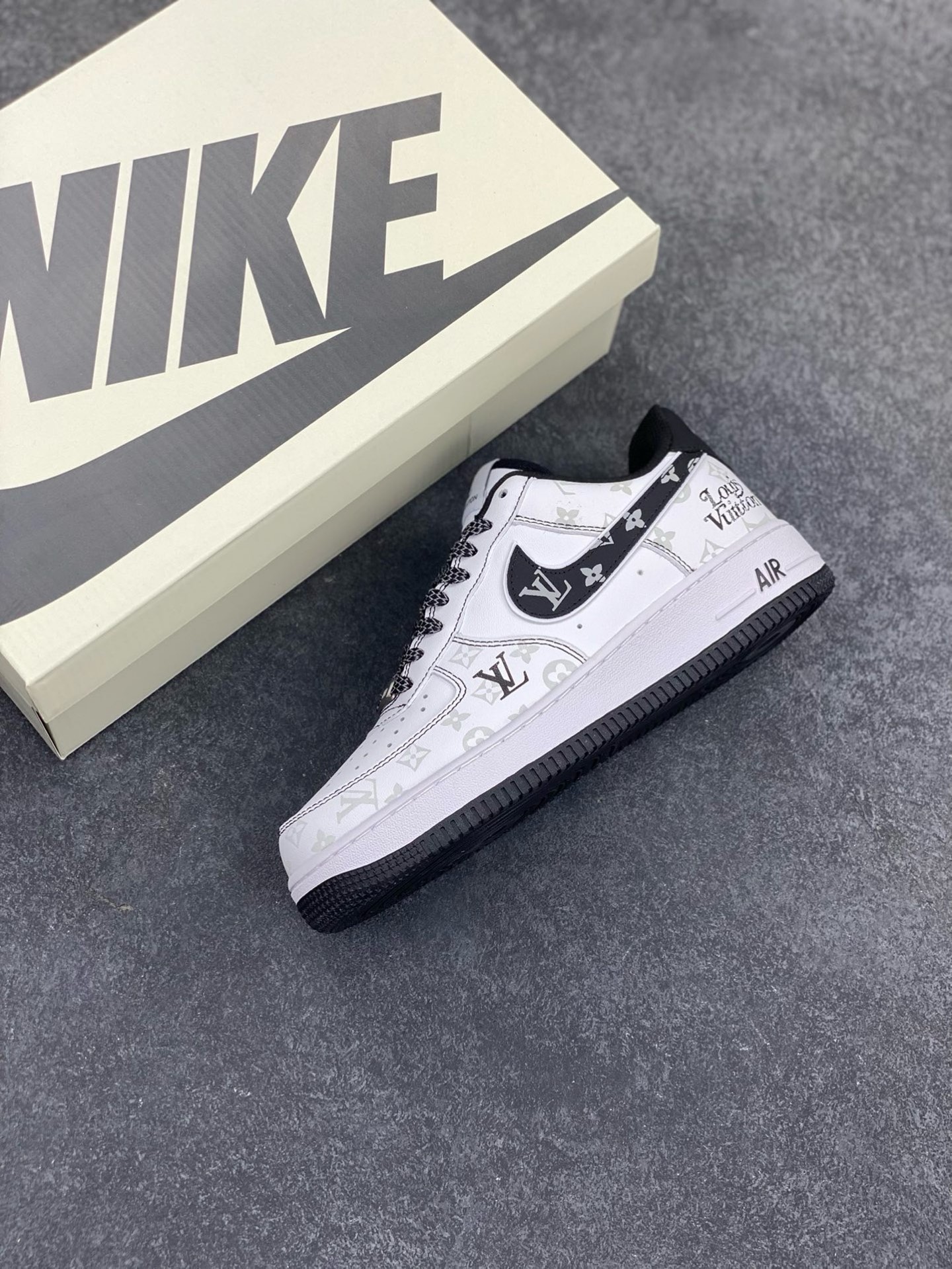 图片[7]-福利特价 NIke Air Force 1 \’07 Low “LV联名-黑暗夜精灵”空军一号 低帮 运动鞋 休闲鞋 折边针车 工艺难度大 原楦头原纸板 原装鞋盒 定制五金配件 内置全掌气垫 原厂鞋底 货号：BS8805-602 尺码：36 36.5 37.5 38 38.5 39 40 40.5 41 42 42.5 43 44 44.5 45-选品中心