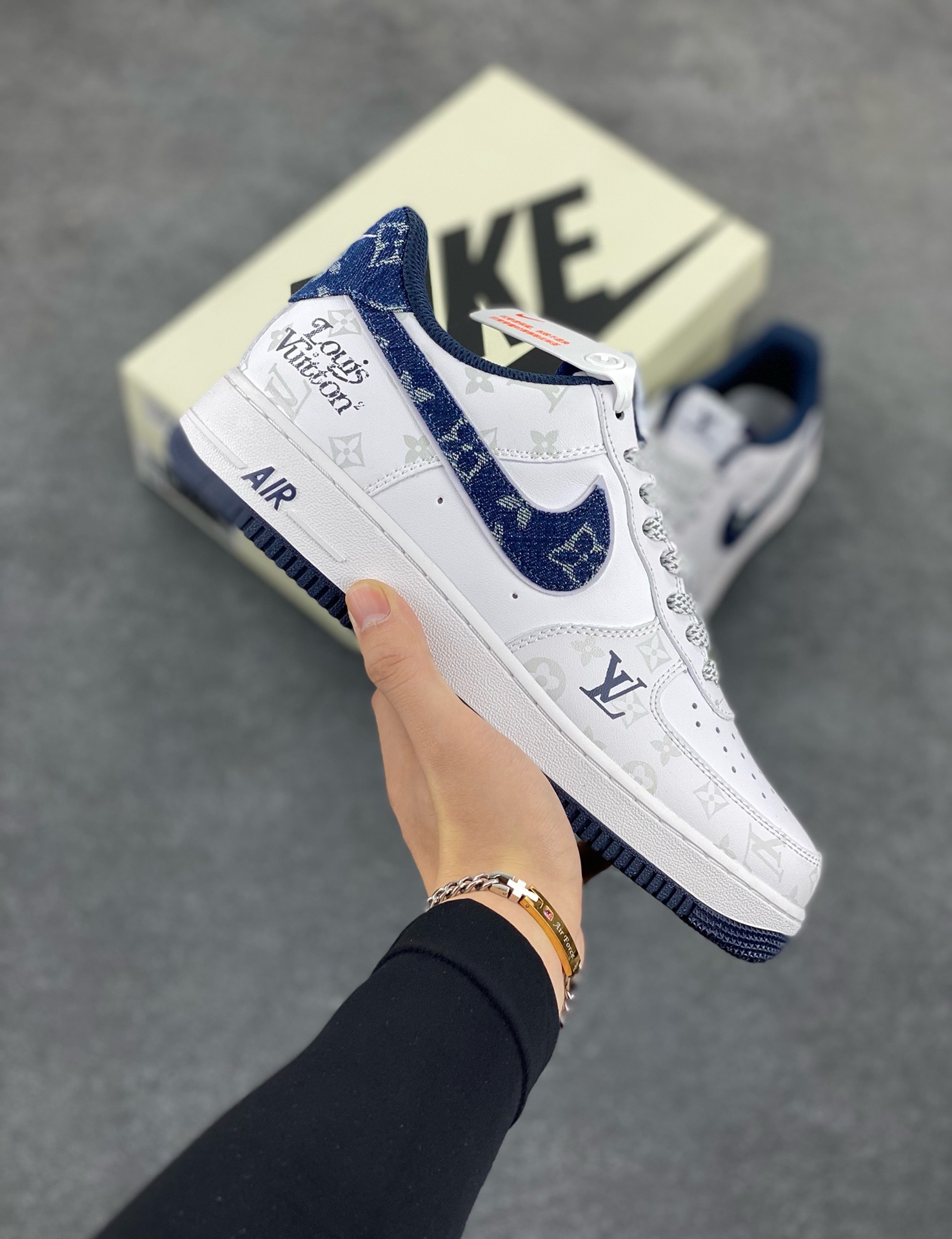 福利特价 NIke Air Force 1 \’07 Low “LV联名–暗夜精灵”空军一号 低帮 运动鞋 休闲鞋 折边针车 工艺难度大 原楦头原纸板 原装鞋盒 定制五金配件 内置全掌气垫 原厂鞋底 货号：CH6336-600 尺码：36 36.5 37.5 38 38.5 39 40 40.5 41 42 42.5 43 44 44.5 45-选品中心