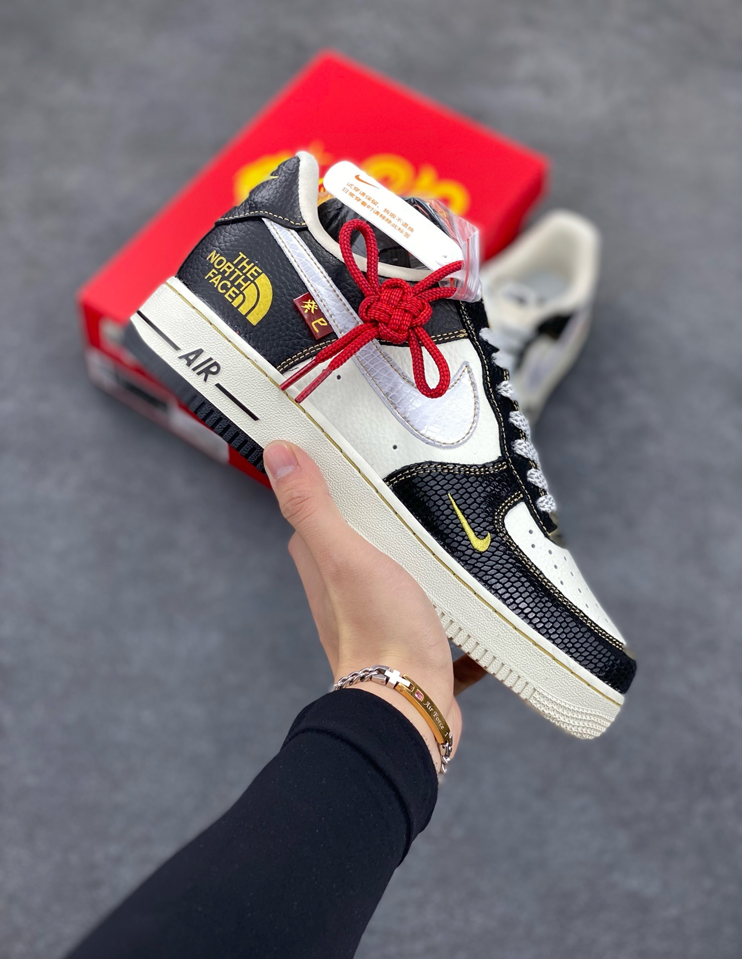 福利特价 Nk Air Force 1‘07 Low 斯图西联名蛇年限定 黑白蛇双色 空军一号低帮休闲板鞋  #原楦头原纸板 原装鞋盒 定制五金配件 内置全掌气垫 原厂鞋底 货号：CH6336-520  尺码：36 36.5 37.5 38 38.5 39 40 40.5 41 42 42.5 43 44 44.5 45-选品中心