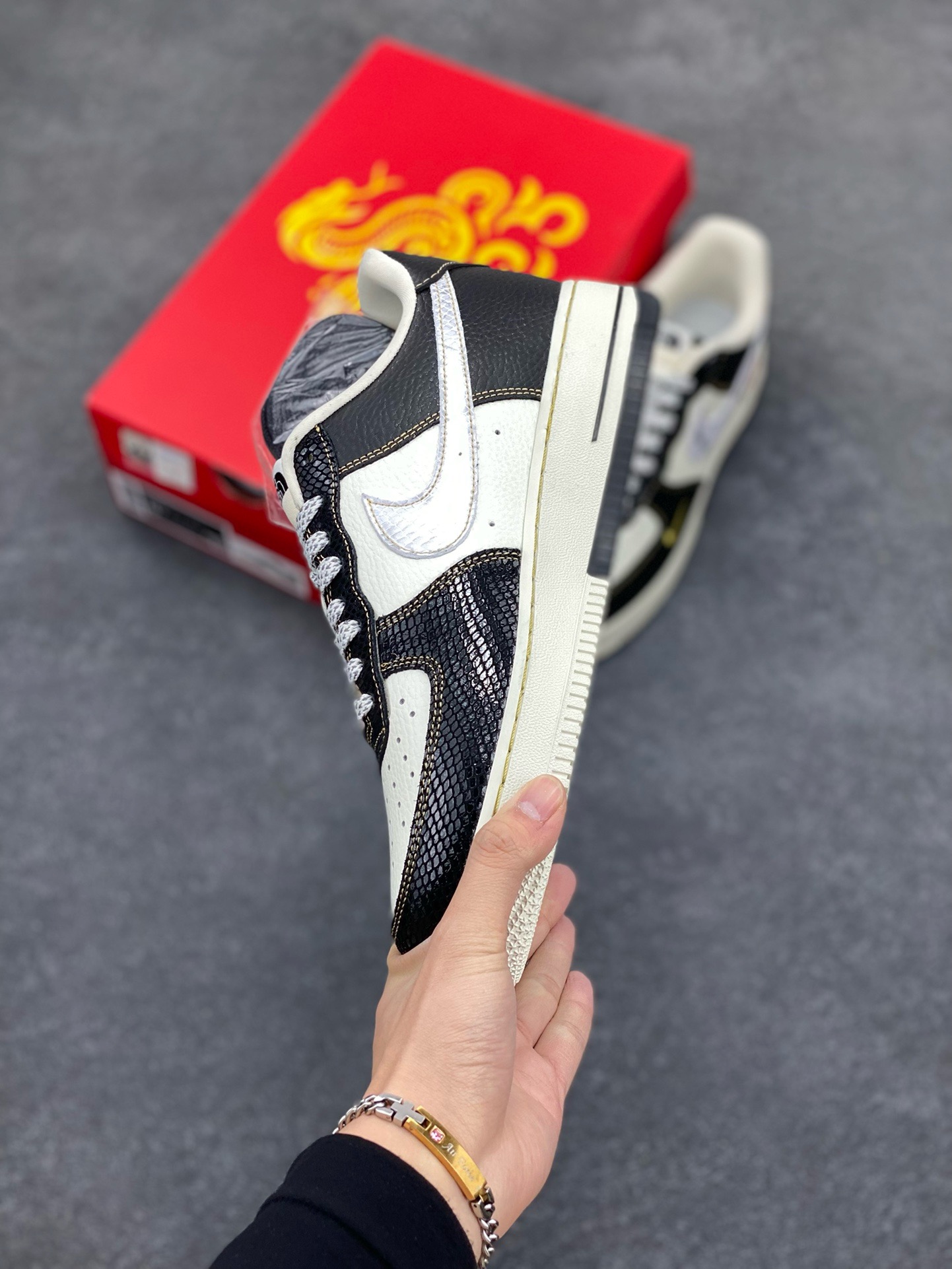 图片[3]-福利特价 Nk Air Force 1‘07 Low 斯图西联名蛇年限定 黑白蛇双色 空军一号低帮休闲板鞋  #原楦头原纸板 原装鞋盒 定制五金配件 内置全掌气垫 原厂鞋底 货号：CH6336-520  尺码：36 36.5 37.5 38 38.5 39 40 40.5 41 42 42.5 43 44 44.5 45-选品中心