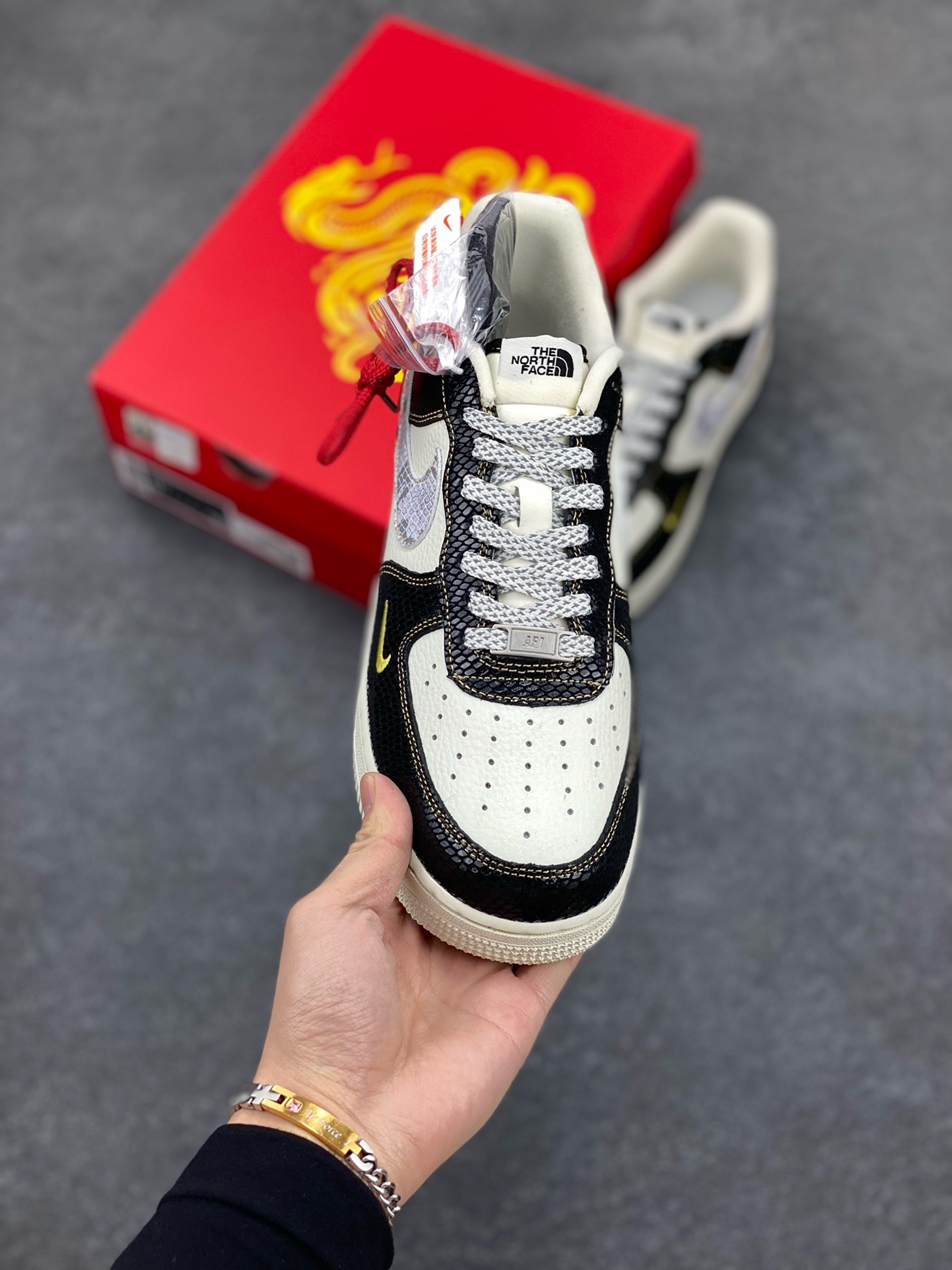 图片[2]-福利特价 Nk Air Force 1‘07 Low 斯图西联名蛇年限定 黑白蛇双色 空军一号低帮休闲板鞋  #原楦头原纸板 原装鞋盒 定制五金配件 内置全掌气垫 原厂鞋底 货号：CH6336-520  尺码：36 36.5 37.5 38 38.5 39 40 40.5 41 42 42.5 43 44 44.5 45-选品中心