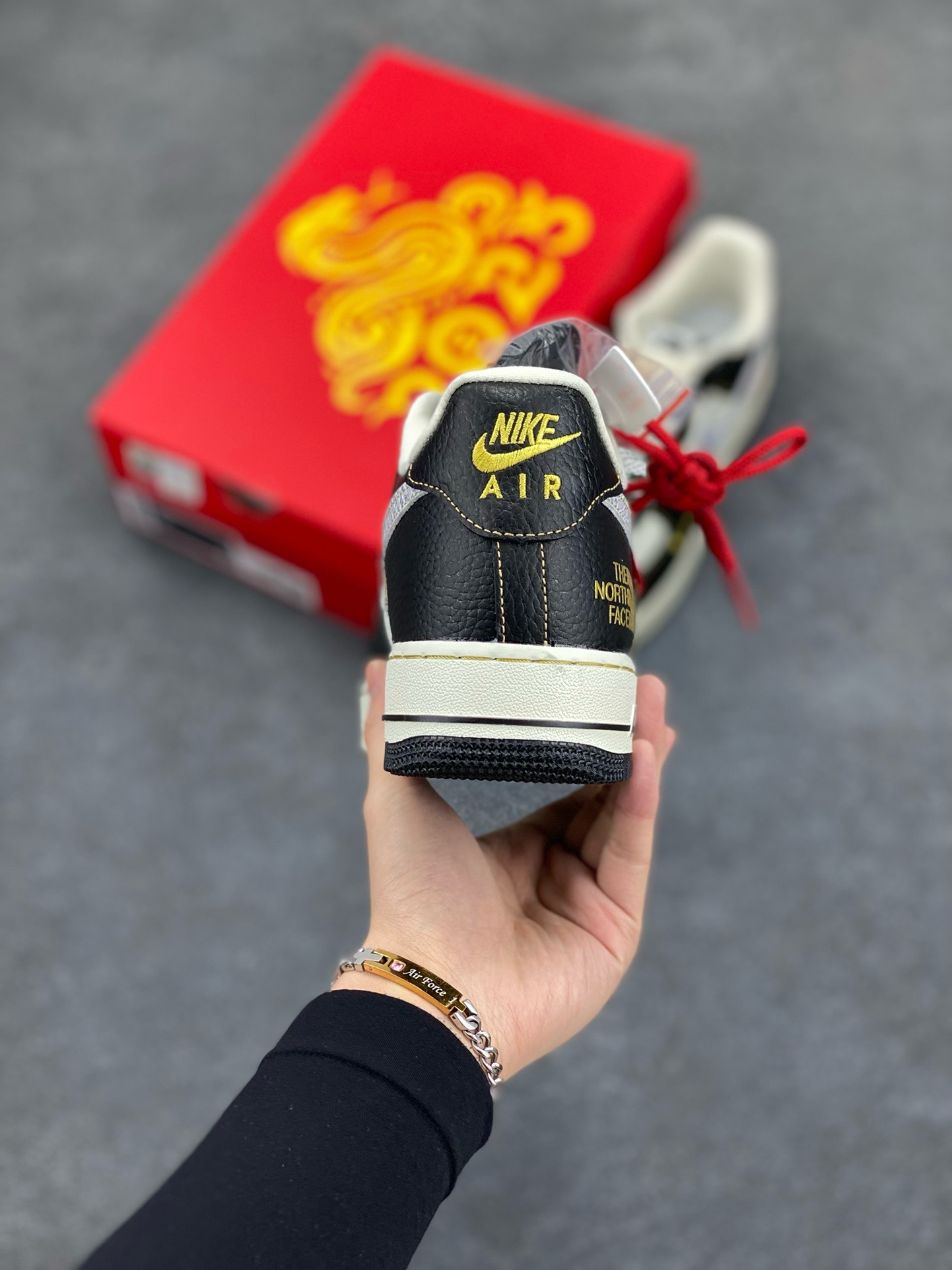 图片[4]-福利特价 Nk Air Force 1‘07 Low 斯图西联名蛇年限定 黑白蛇双色 空军一号低帮休闲板鞋  #原楦头原纸板 原装鞋盒 定制五金配件 内置全掌气垫 原厂鞋底 货号：CH6336-520  尺码：36 36.5 37.5 38 38.5 39 40 40.5 41 42 42.5 43 44 44.5 45-选品中心