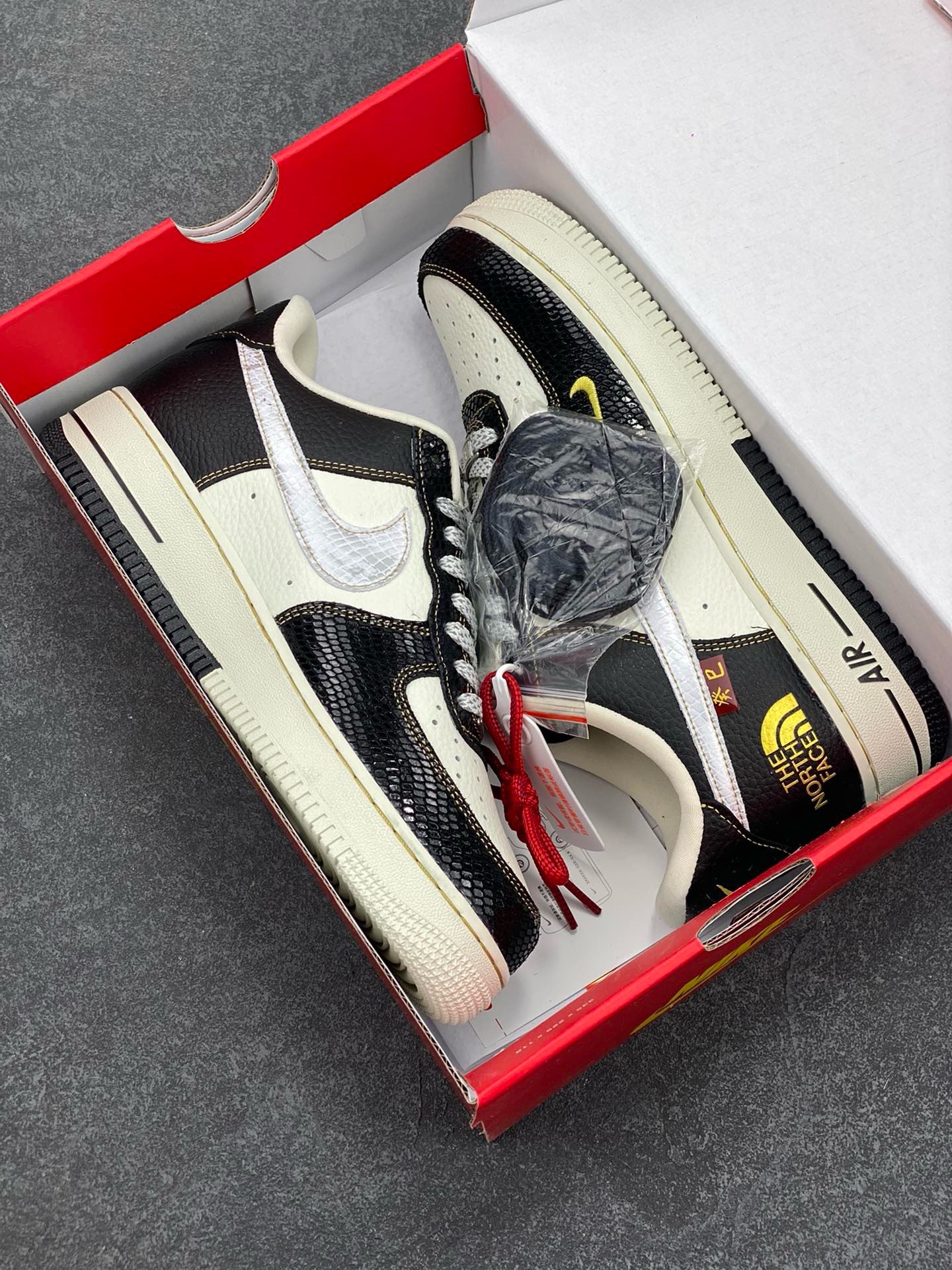 图片[9]-福利特价 Nk Air Force 1‘07 Low 斯图西联名蛇年限定 黑白蛇双色 空军一号低帮休闲板鞋  #原楦头原纸板 原装鞋盒 定制五金配件 内置全掌气垫 原厂鞋底 货号：CH6336-520  尺码：36 36.5 37.5 38 38.5 39 40 40.5 41 42 42.5 43 44 44.5 45-选品中心