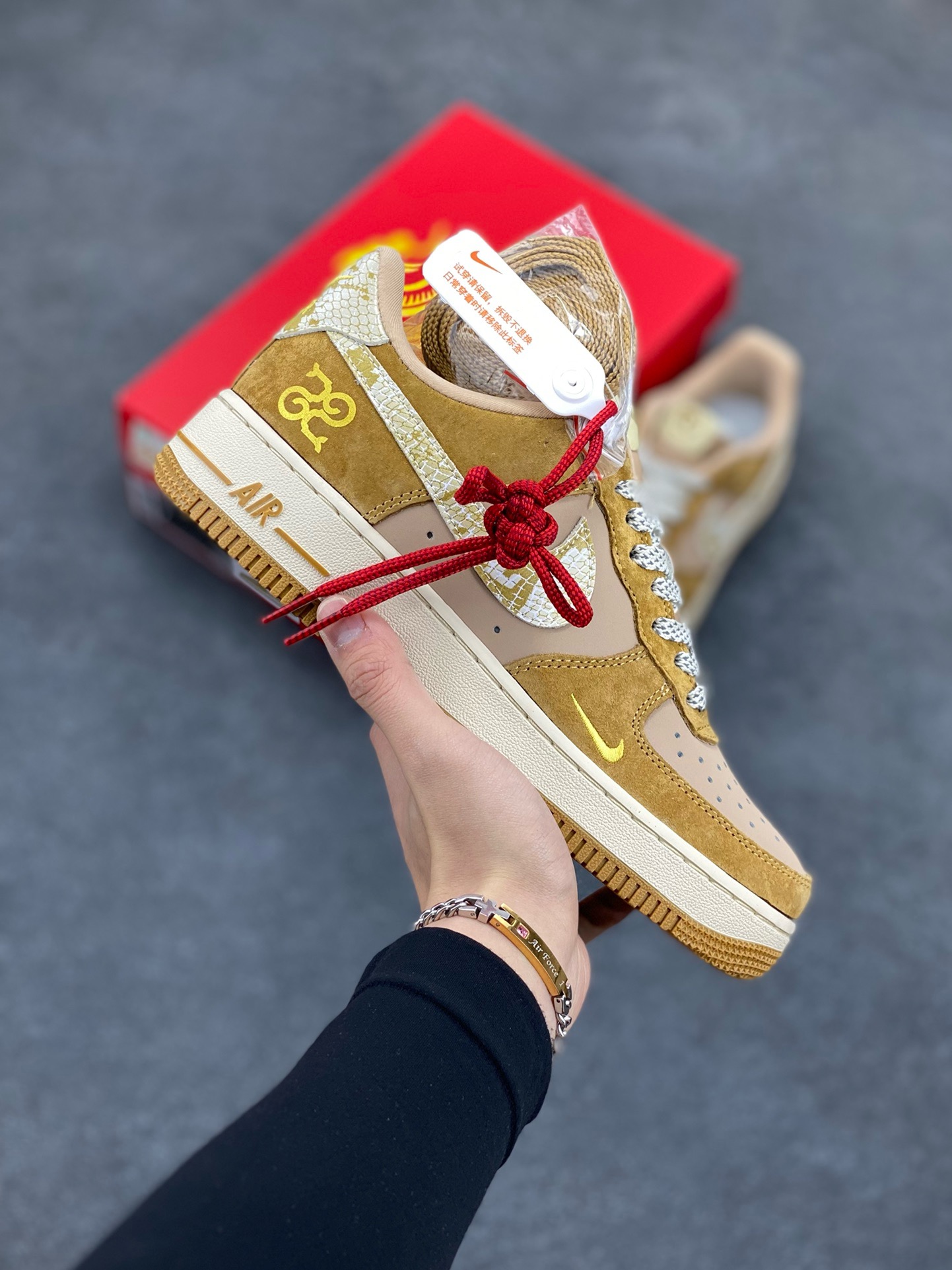 福利特价 Nk Air Force 1‘07 Low 蛇年限定 空军一号低帮休闲板鞋  #原楦头原纸板 原装鞋盒 定制五金配件 内置全掌气垫 原厂鞋底 货号：CH6336-523  尺码：36 36.5 37.5 38 38.5 39 40 40.5 41 42 42.5 43 44 44.5 45-选品中心
