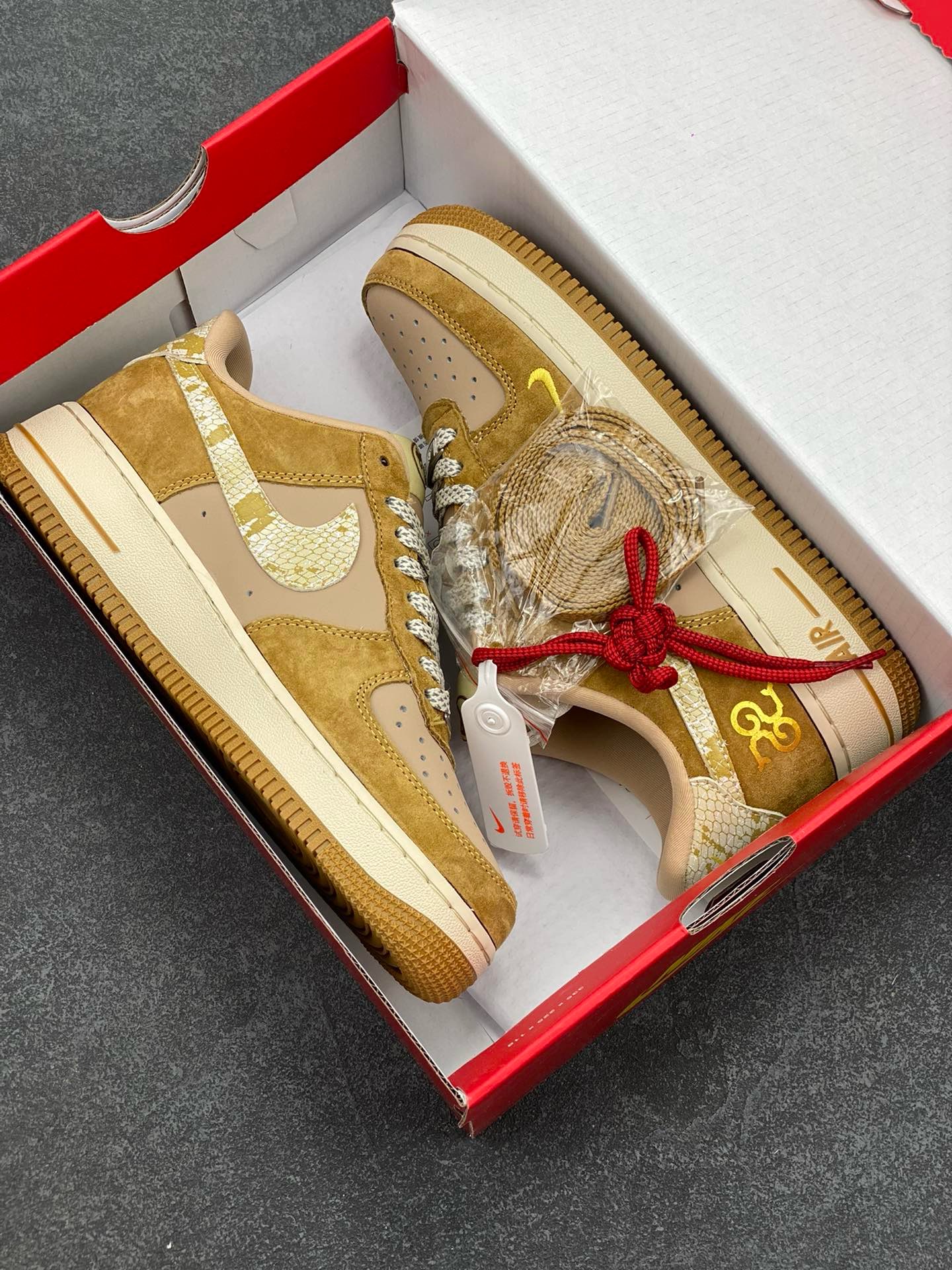 图片[9]-福利特价 Nk Air Force 1‘07 Low 蛇年限定 空军一号低帮休闲板鞋  #原楦头原纸板 原装鞋盒 定制五金配件 内置全掌气垫 原厂鞋底 货号：CH6336-523  尺码：36 36.5 37.5 38 38.5 39 40 40.5 41 42 42.5 43 44 44.5 45-选品中心