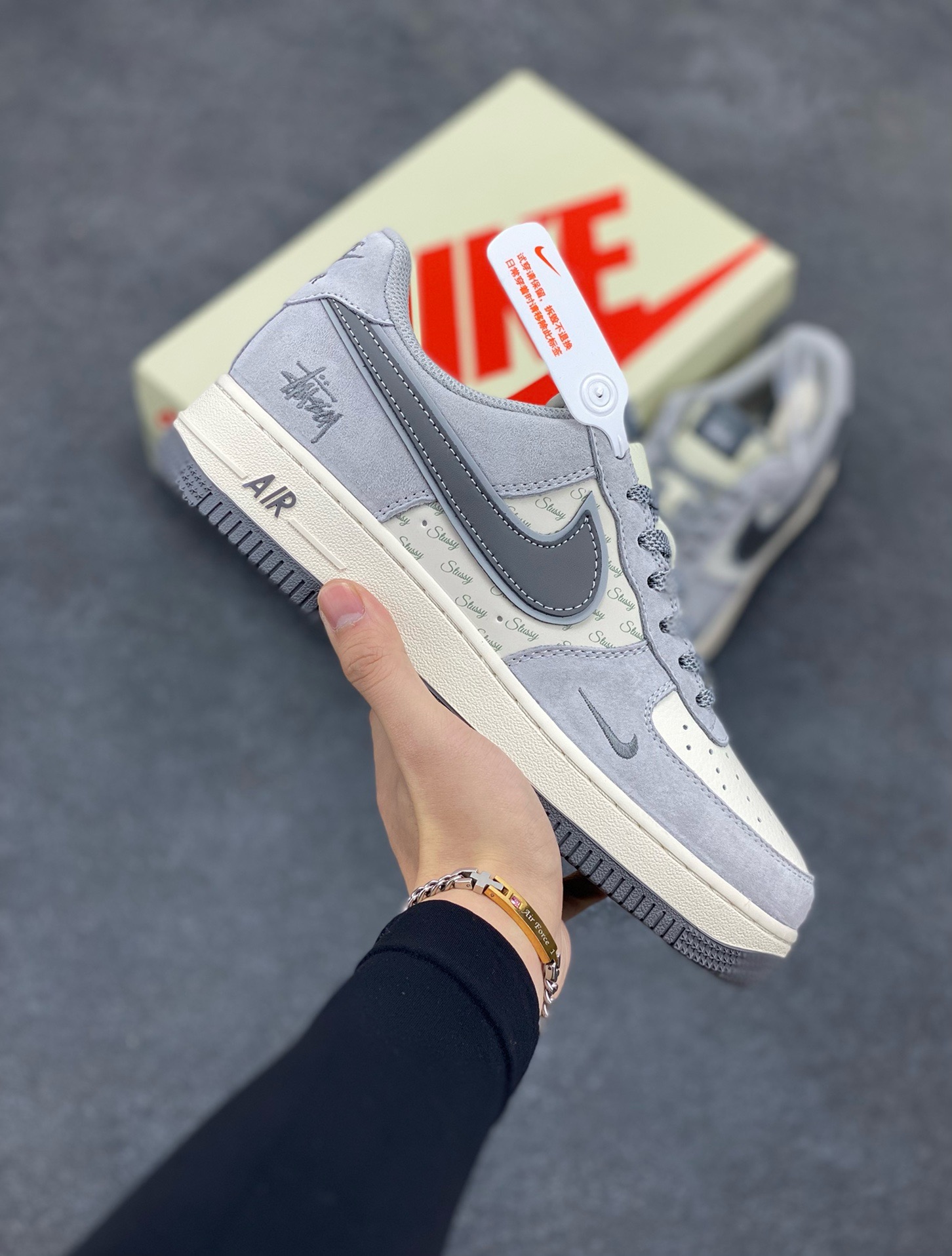 NIke Air Force 1 \'07 Low “斯图西联名--猪八灰勾”空军一号 低帮 运动鞋 休闲鞋 折边针车 工艺难度大 原楦头原纸板 原装鞋盒 定制五金配件 内置全掌气垫 原厂鞋底 货号：XZ3318-066 尺码：36 36.5 37.5 38 38.5 39 40 40.5 41 42 42.5 43 44 44.5 45-选品中心