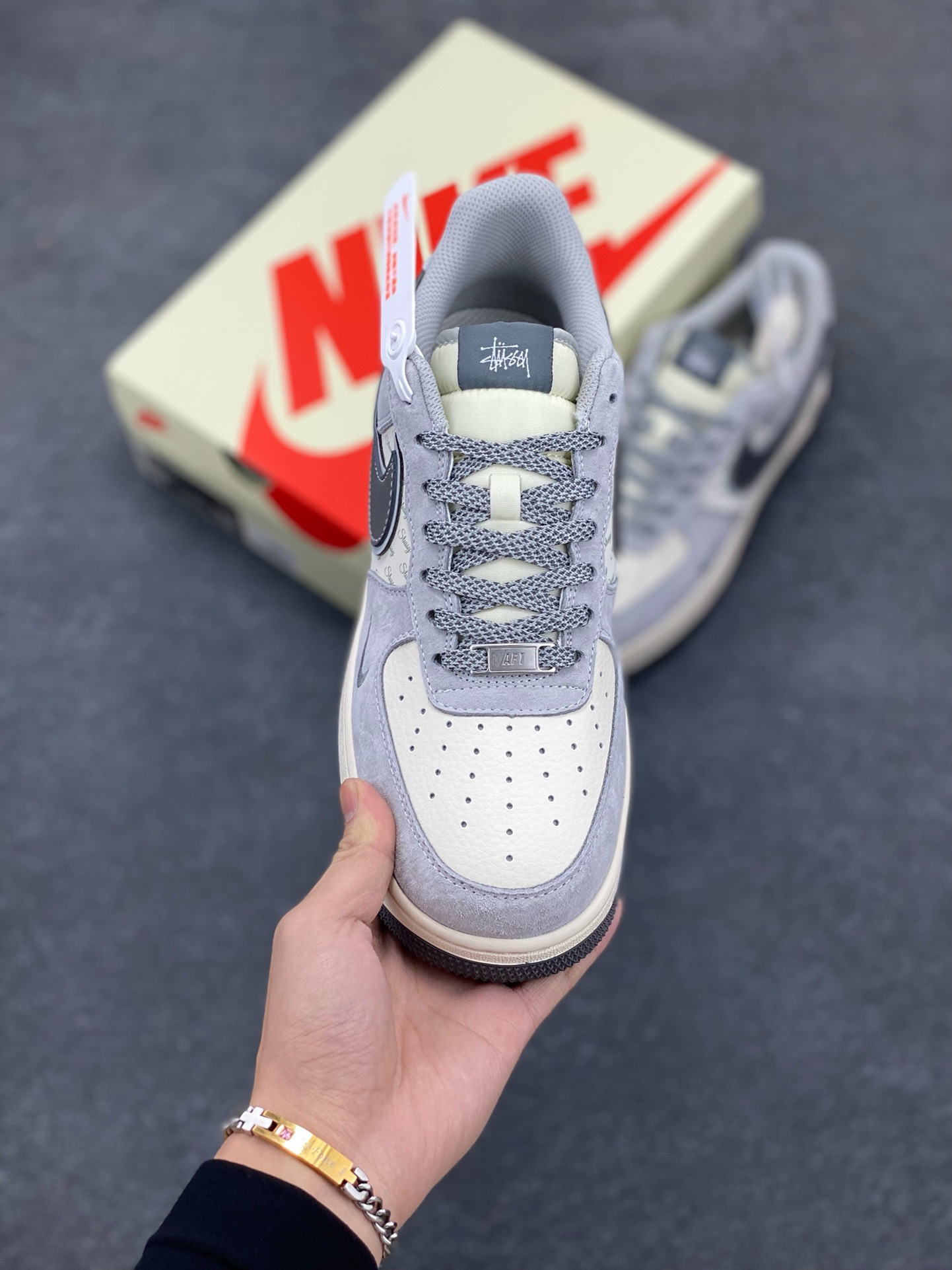 图片[2]-NIke Air Force 1 \’07 Low “斯图西联名–猪八灰勾”空军一号 低帮 运动鞋 休闲鞋 折边针车 工艺难度大 原楦头原纸板 原装鞋盒 定制五金配件 内置全掌气垫 原厂鞋底 货号：XZ3318-066 尺码：36 36.5 37.5 38 38.5 39 40 40.5 41 42 42.5 43 44 44.5 45-选品中心