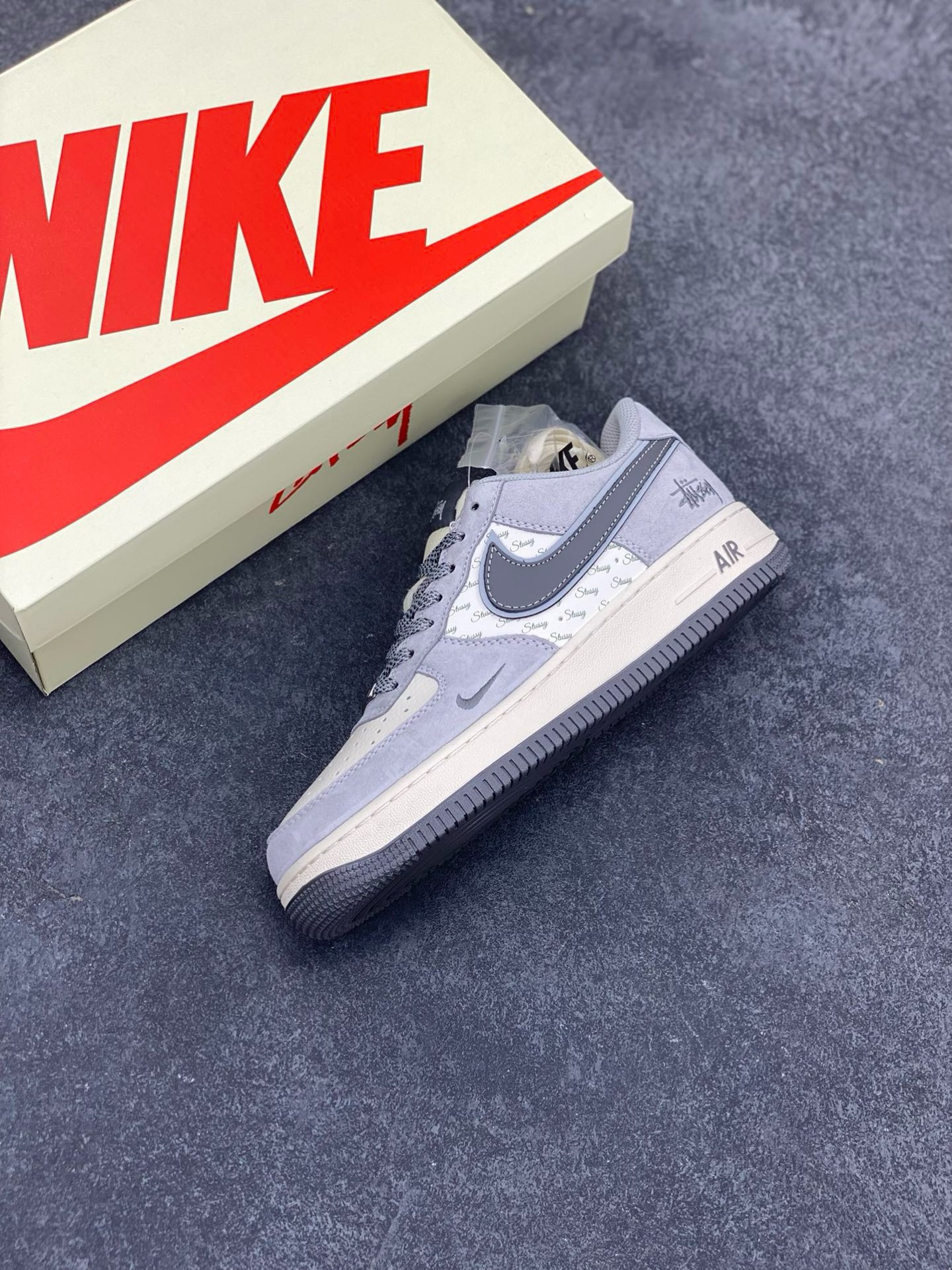 图片[7]-NIke Air Force 1 \’07 Low “斯图西联名–猪八灰勾”空军一号 低帮 运动鞋 休闲鞋 折边针车 工艺难度大 原楦头原纸板 原装鞋盒 定制五金配件 内置全掌气垫 原厂鞋底 货号：XZ3318-066 尺码：36 36.5 37.5 38 38.5 39 40 40.5 41 42 42.5 43 44 44.5 45-选品中心