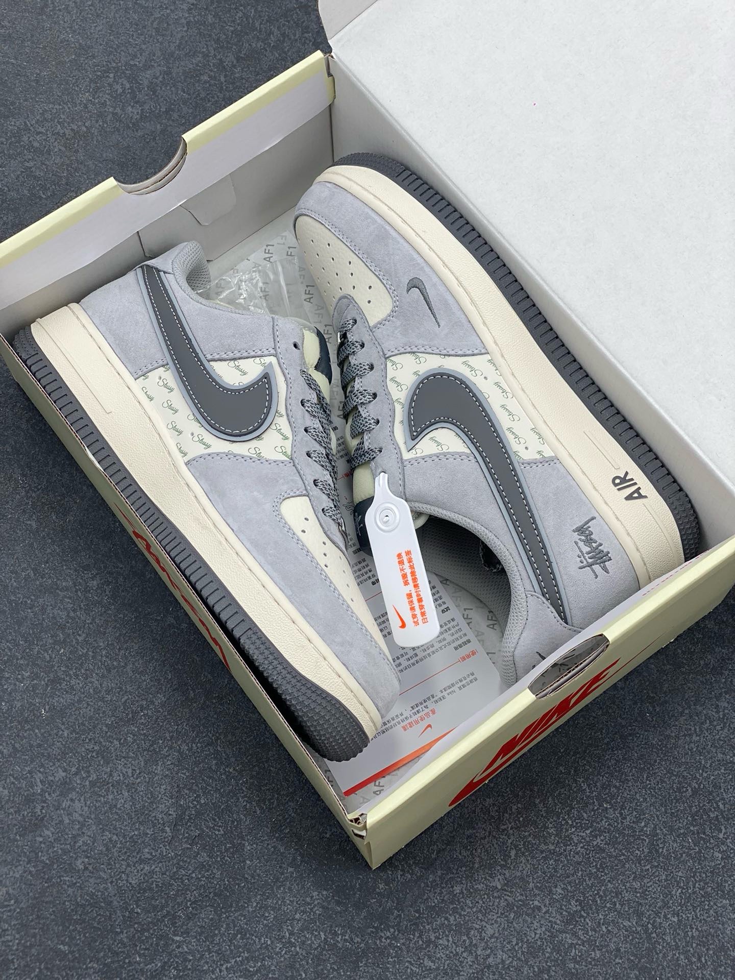 图片[9]-NIke Air Force 1 \’07 Low “斯图西联名–猪八灰勾”空军一号 低帮 运动鞋 休闲鞋 折边针车 工艺难度大 原楦头原纸板 原装鞋盒 定制五金配件 内置全掌气垫 原厂鞋底 货号：XZ3318-066 尺码：36 36.5 37.5 38 38.5 39 40 40.5 41 42 42.5 43 44 44.5 45-选品中心