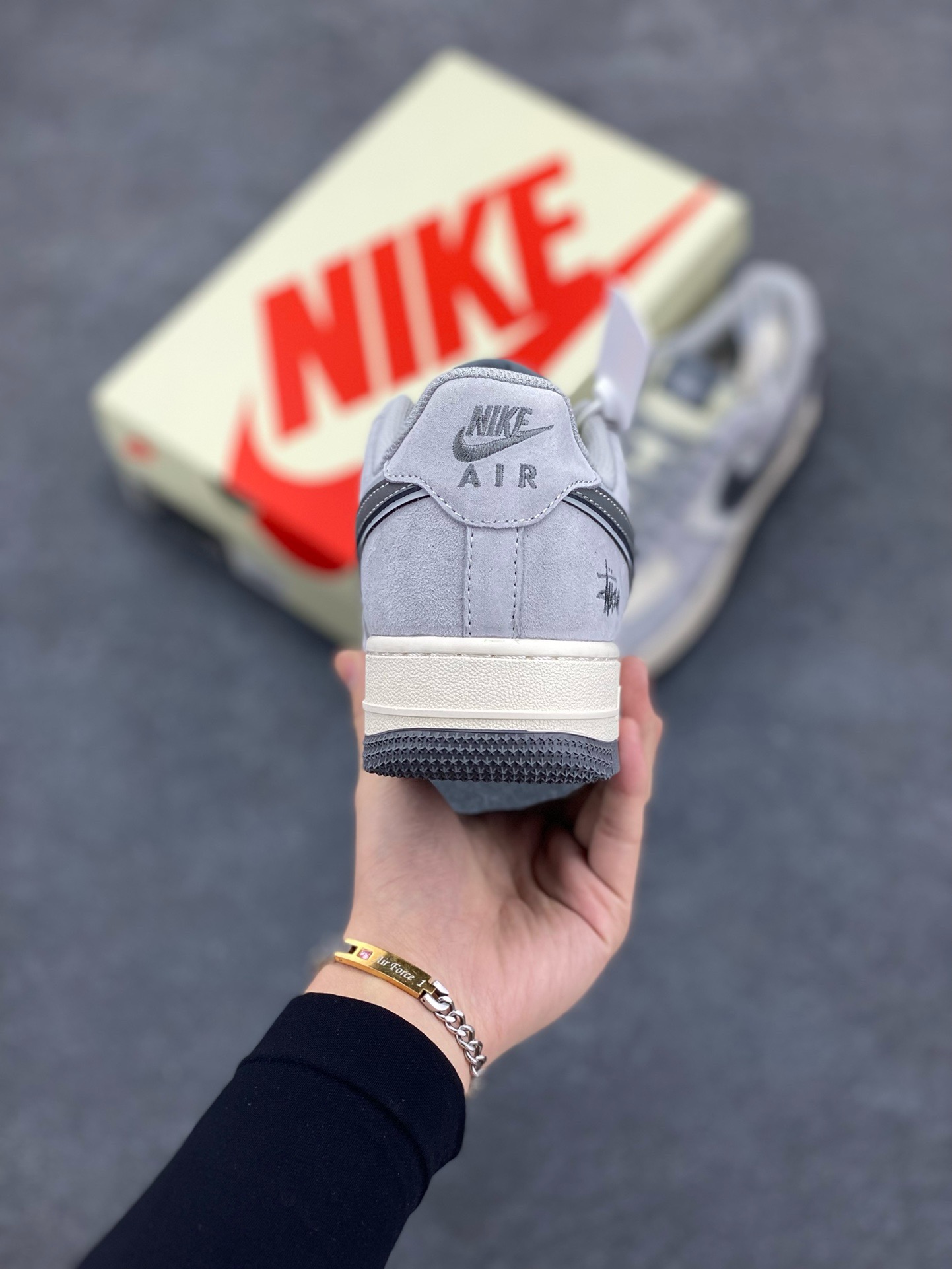 图片[4]-NIke Air Force 1 \’07 Low “斯图西联名–猪八灰勾”空军一号 低帮 运动鞋 休闲鞋 折边针车 工艺难度大 原楦头原纸板 原装鞋盒 定制五金配件 内置全掌气垫 原厂鞋底 货号：XZ3318-066 尺码：36 36.5 37.5 38 38.5 39 40 40.5 41 42 42.5 43 44 44.5 45-选品中心