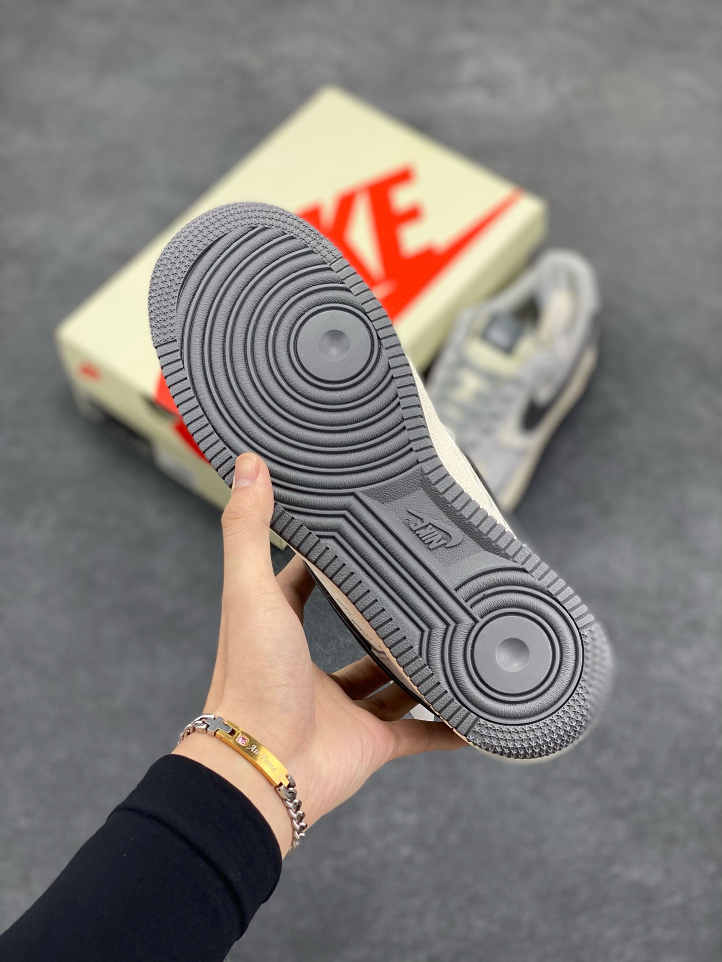 图片[5]-NIke Air Force 1 \’07 Low “斯图西联名–猪八灰勾”空军一号 低帮 运动鞋 休闲鞋 折边针车 工艺难度大 原楦头原纸板 原装鞋盒 定制五金配件 内置全掌气垫 原厂鞋底 货号：XZ3318-066 尺码：36 36.5 37.5 38 38.5 39 40 40.5 41 42 42.5 43 44 44.5 45-选品中心