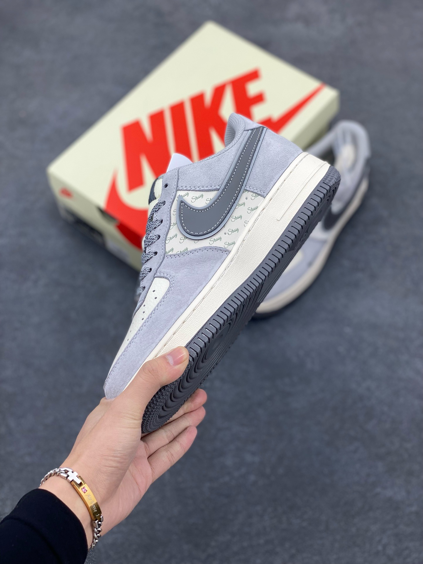 图片[3]-NIke Air Force 1 \’07 Low “斯图西联名–猪八灰勾”空军一号 低帮 运动鞋 休闲鞋 折边针车 工艺难度大 原楦头原纸板 原装鞋盒 定制五金配件 内置全掌气垫 原厂鞋底 货号：XZ3318-066 尺码：36 36.5 37.5 38 38.5 39 40 40.5 41 42 42.5 43 44 44.5 45-选品中心