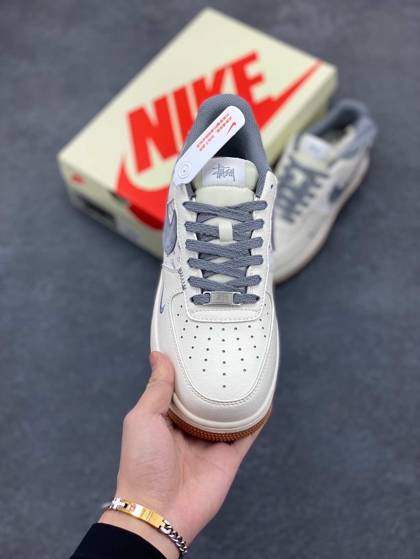 图片[2]-NIke Air Force 1 \’07 Low “斯图西联名–灰勾英文”空军一号 低帮 运动鞋 休闲鞋 折边针车 工艺难度大 原楦头原纸板 原装鞋盒 定制五金配件 内置全掌气垫 原厂鞋底 货号：XZ6188-256 尺码：36 36.5 37.5 38 38.5 39 40 40.5 41 42 42.5 43 44 44.5 45-选品中心