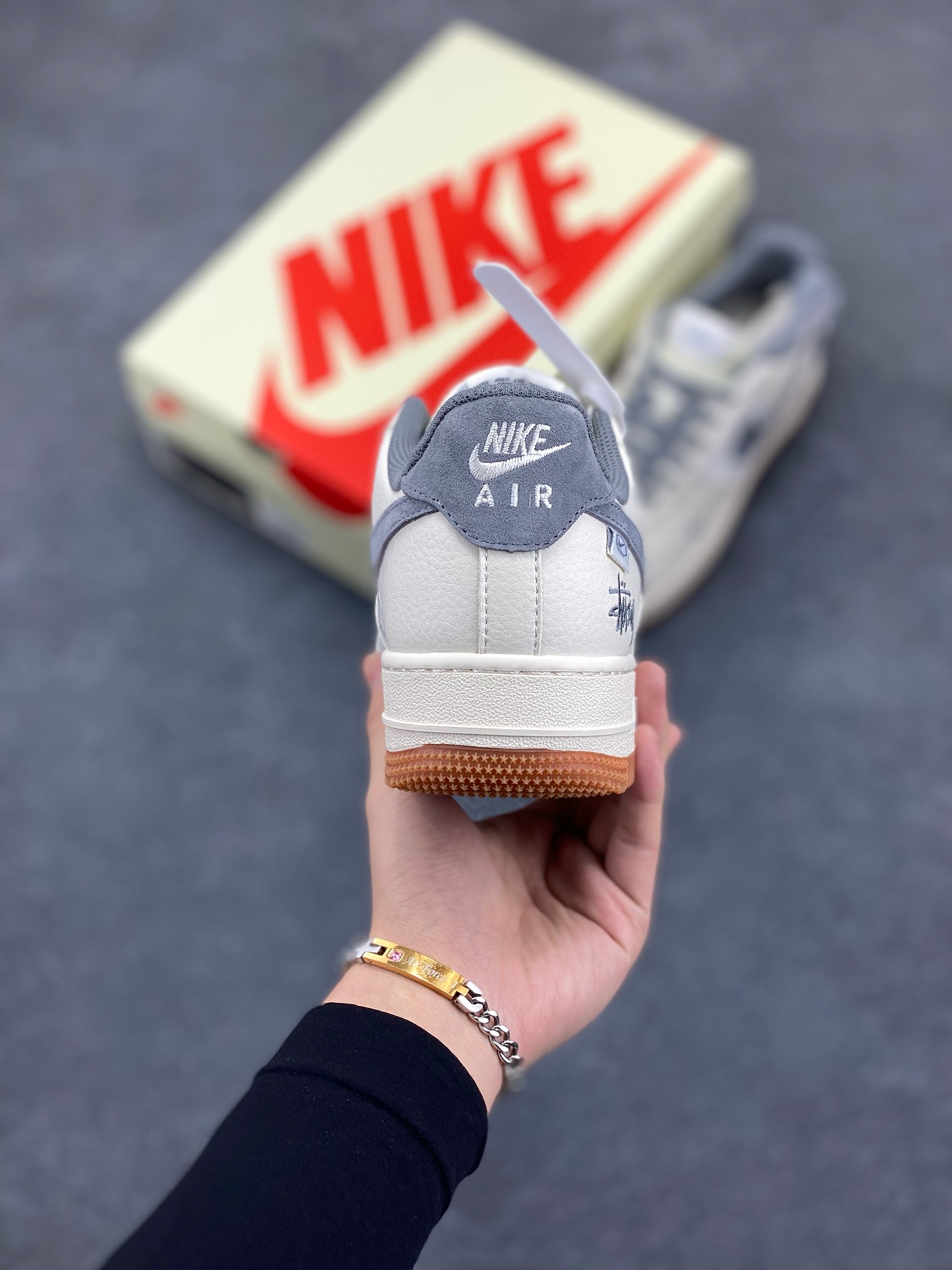 图片[4]-NIke Air Force 1 \’07 Low “斯图西联名–灰勾英文”空军一号 低帮 运动鞋 休闲鞋 折边针车 工艺难度大 原楦头原纸板 原装鞋盒 定制五金配件 内置全掌气垫 原厂鞋底 货号：XZ6188-256 尺码：36 36.5 37.5 38 38.5 39 40 40.5 41 42 42.5 43 44 44.5 45-选品中心