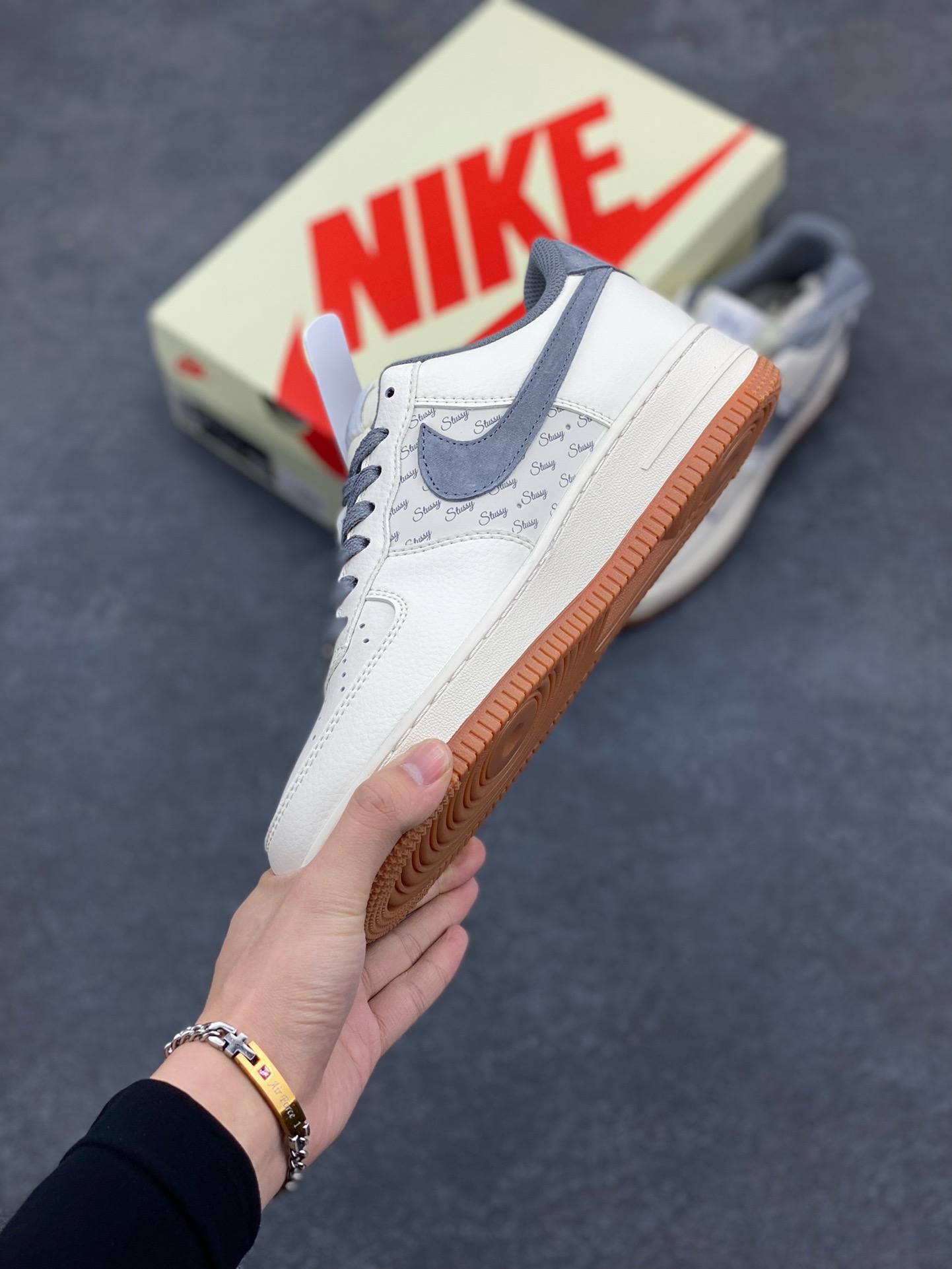 图片[3]-NIke Air Force 1 \’07 Low “斯图西联名–灰勾英文”空军一号 低帮 运动鞋 休闲鞋 折边针车 工艺难度大 原楦头原纸板 原装鞋盒 定制五金配件 内置全掌气垫 原厂鞋底 货号：XZ6188-256 尺码：36 36.5 37.5 38 38.5 39 40 40.5 41 42 42.5 43 44 44.5 45-选品中心