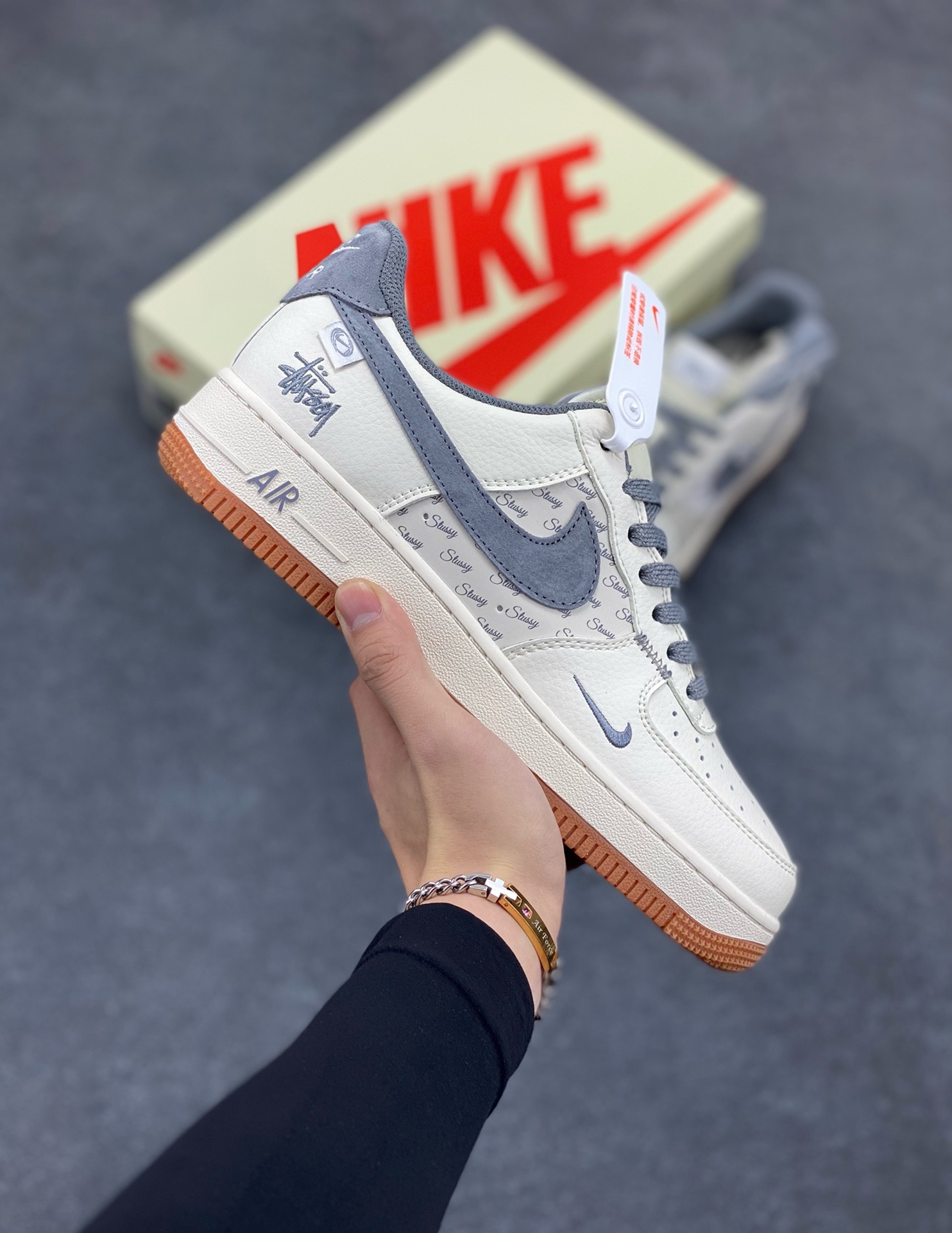 NIke Air Force 1 \'07 Low “斯图西联名--灰勾英文”空军一号 低帮 运动鞋 休闲鞋 折边针车 工艺难度大 原楦头原纸板 原装鞋盒 定制五金配件 内置全掌气垫 原厂鞋底 货号：XZ6188-256 尺码：36 36.5 37.5 38 38.5 39 40 40.5 41 42 42.5 43 44 44.5 45-选品中心