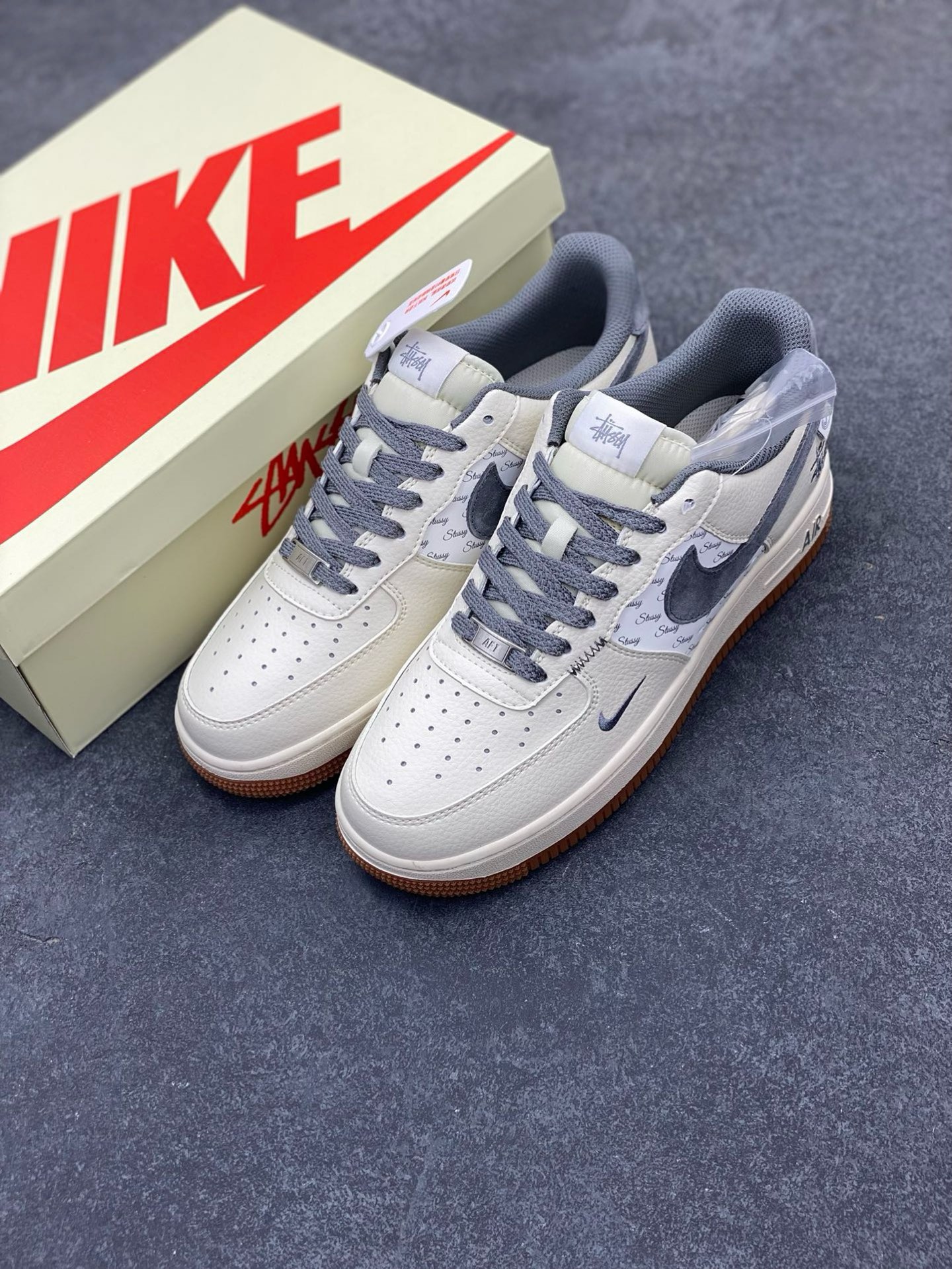 图片[8]-NIke Air Force 1 \’07 Low “斯图西联名–灰勾英文”空军一号 低帮 运动鞋 休闲鞋 折边针车 工艺难度大 原楦头原纸板 原装鞋盒 定制五金配件 内置全掌气垫 原厂鞋底 货号：XZ6188-256 尺码：36 36.5 37.5 38 38.5 39 40 40.5 41 42 42.5 43 44 44.5 45-选品中心