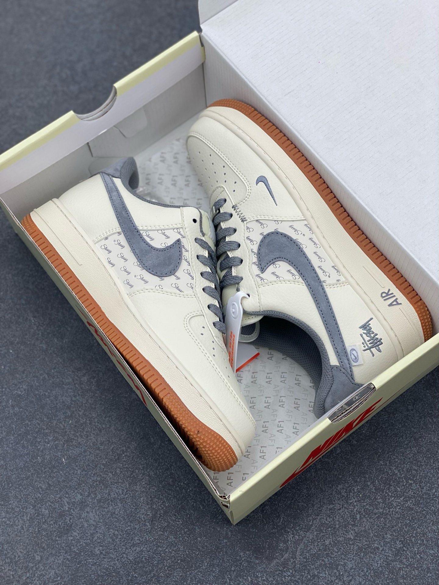 图片[9]-NIke Air Force 1 \’07 Low “斯图西联名–灰勾英文”空军一号 低帮 运动鞋 休闲鞋 折边针车 工艺难度大 原楦头原纸板 原装鞋盒 定制五金配件 内置全掌气垫 原厂鞋底 货号：XZ6188-256 尺码：36 36.5 37.5 38 38.5 39 40 40.5 41 42 42.5 43 44 44.5 45-选品中心