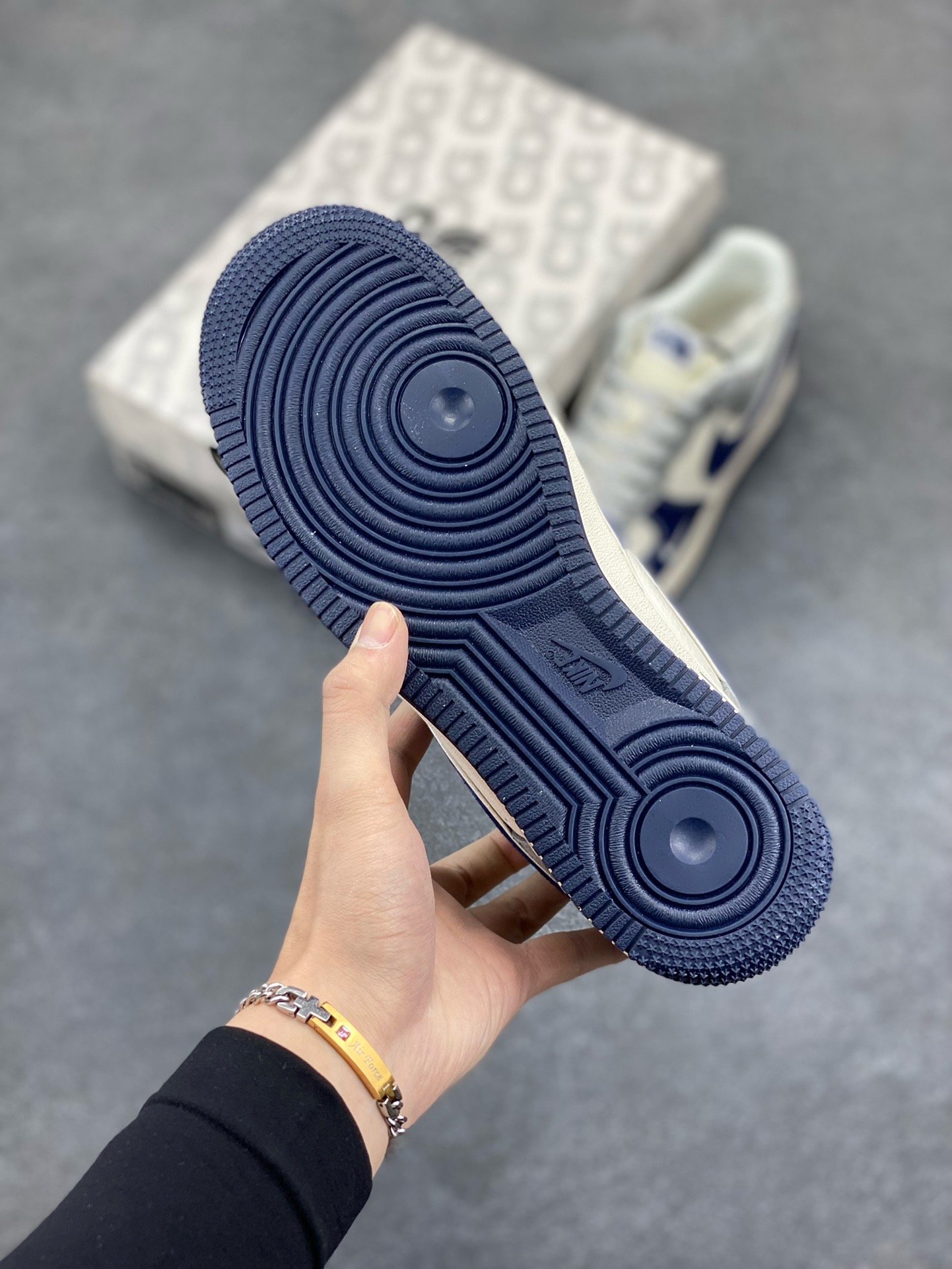 图片[5]-NIke Air Force 1 \’07 Low “北面联名——米灰深蓝勾”空军一号 低帮 运动鞋 休闲鞋 折边针车 工艺难度大 原楦头原纸板 原装鞋盒 定制五金配件 内置全掌气垫 原厂鞋底 货号：XZ6188-975 尺码：36 36.5 37.5 38 38.5 39 40 40.5 41 42 42.5 43 44 44.5 45-选品中心
