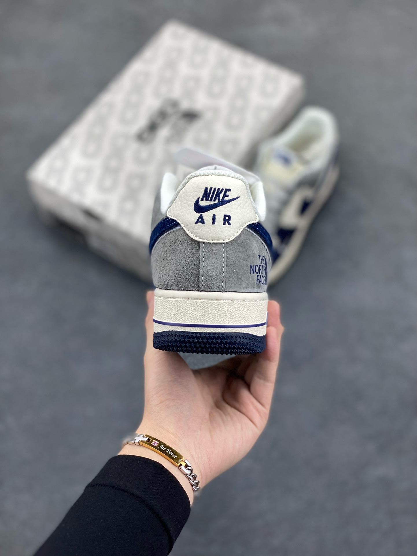 图片[4]-NIke Air Force 1 \’07 Low “北面联名——米灰深蓝勾”空军一号 低帮 运动鞋 休闲鞋 折边针车 工艺难度大 原楦头原纸板 原装鞋盒 定制五金配件 内置全掌气垫 原厂鞋底 货号：XZ6188-975 尺码：36 36.5 37.5 38 38.5 39 40 40.5 41 42 42.5 43 44 44.5 45-选品中心